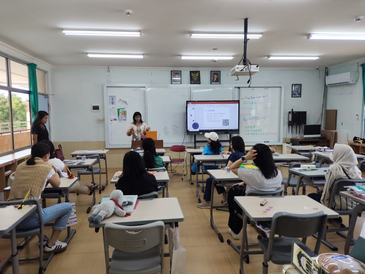 中學部導師向家長說明未來升學管道