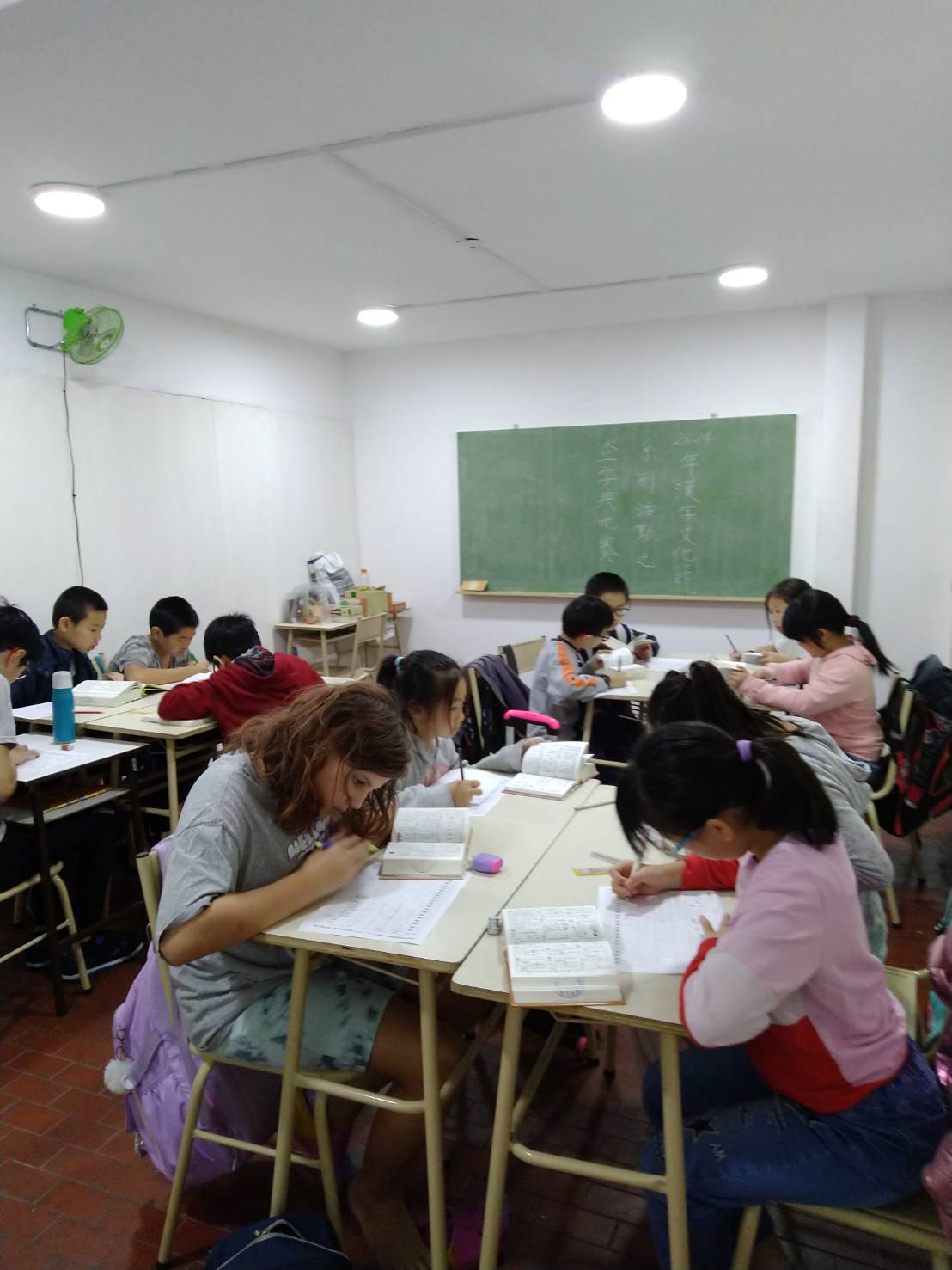 認真作答的學生們