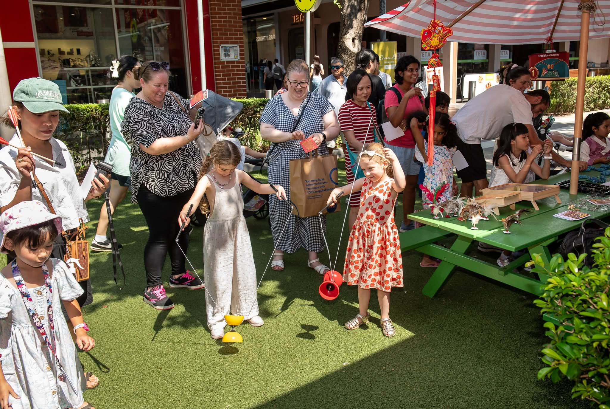 小朋友興奮挑戰扯鈴、投壺與復古彈珠檯，在遊戲中探索豐富的傳統民俗與文化活力。