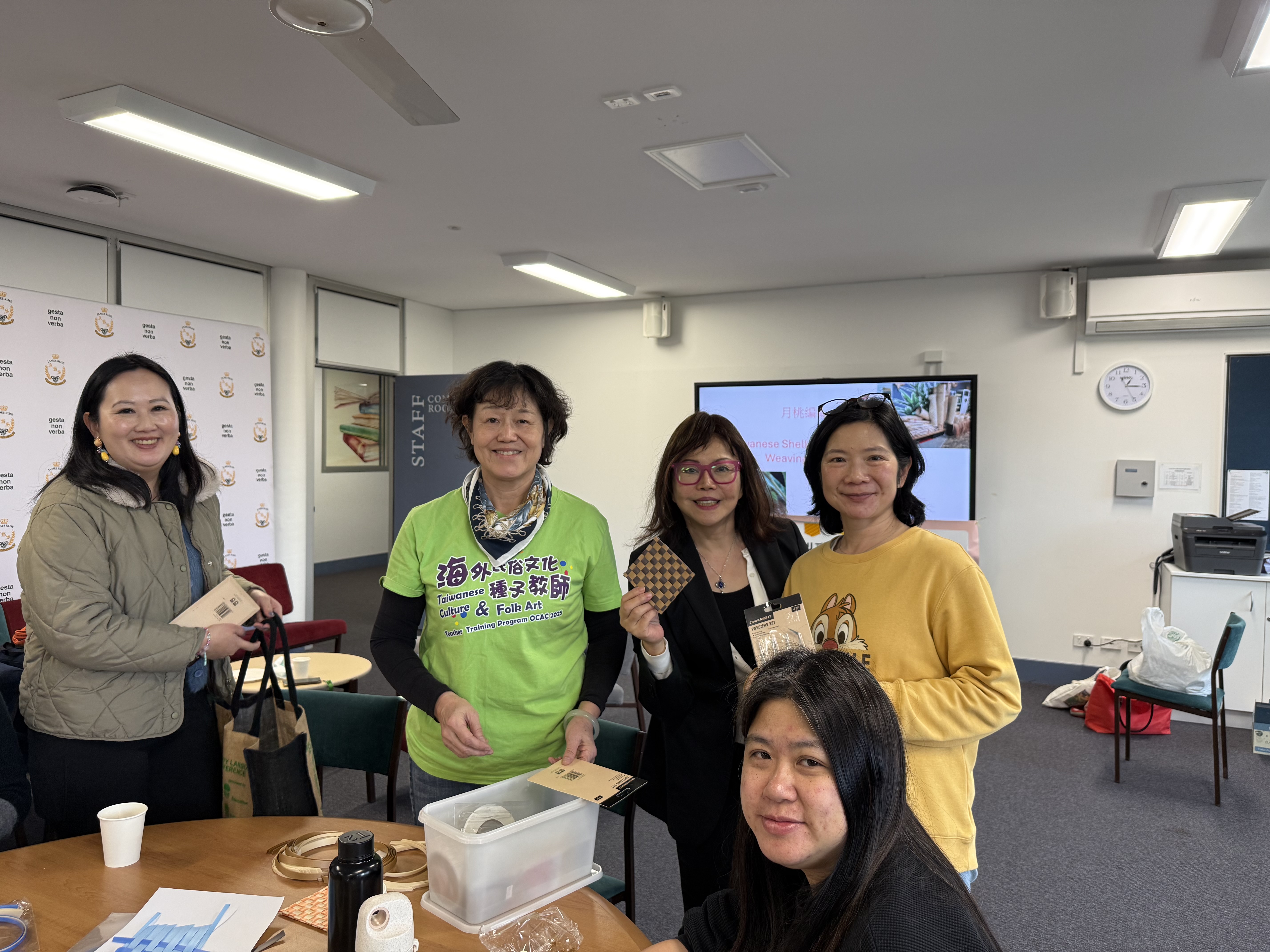 老師們在輕鬆愉快的談笑聲中，共同完成月桃葉編織作品。許多老師表示，未來可配合課本中介紹原住民族文化的單元安排相關活動，讓同學不只是從書本認識文化，更能透過親身體驗，加深對臺灣原住民族文化的理解與感受。