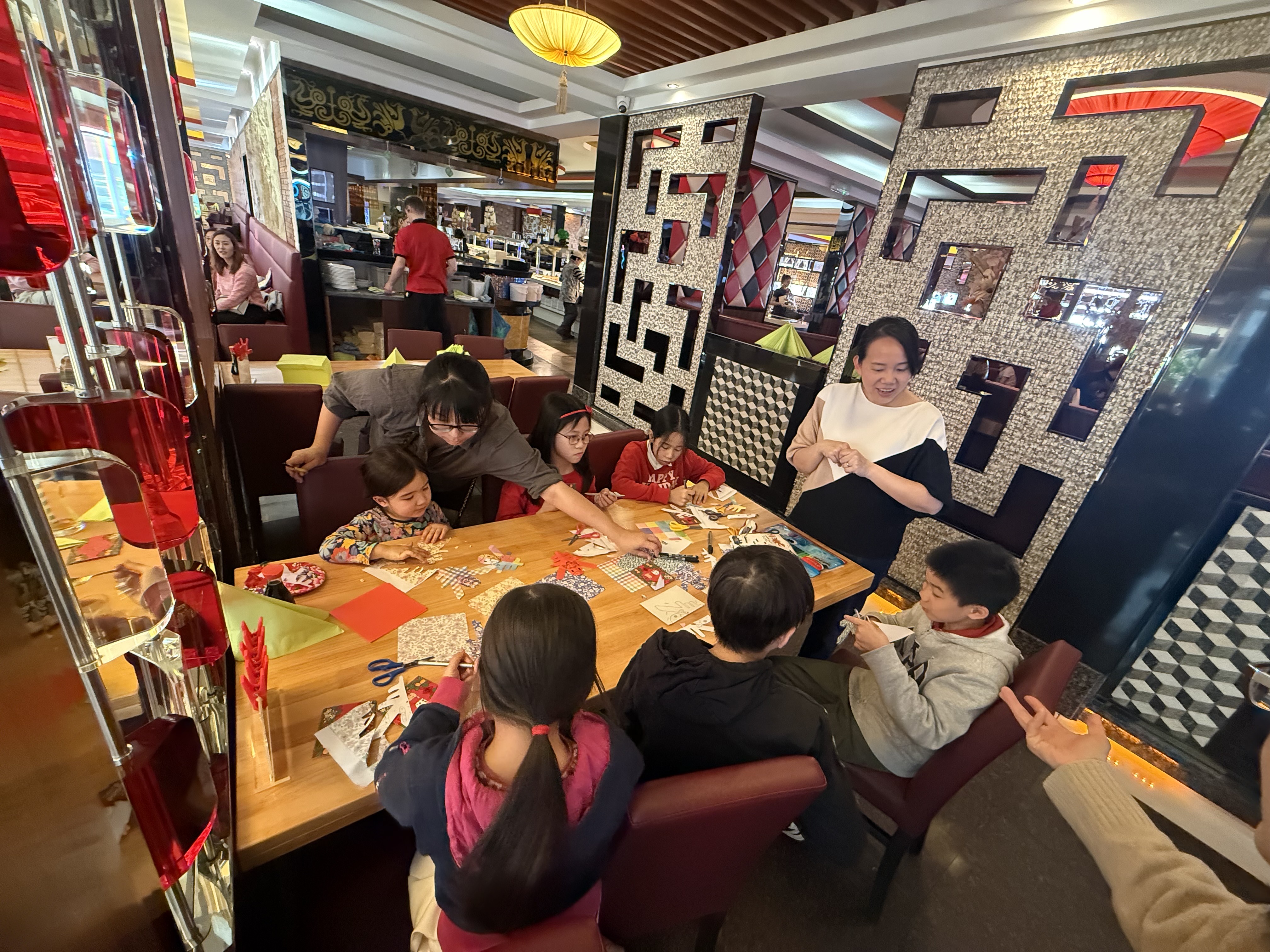 剪紙開合中，剪出專屬於海外僑生的年節美學