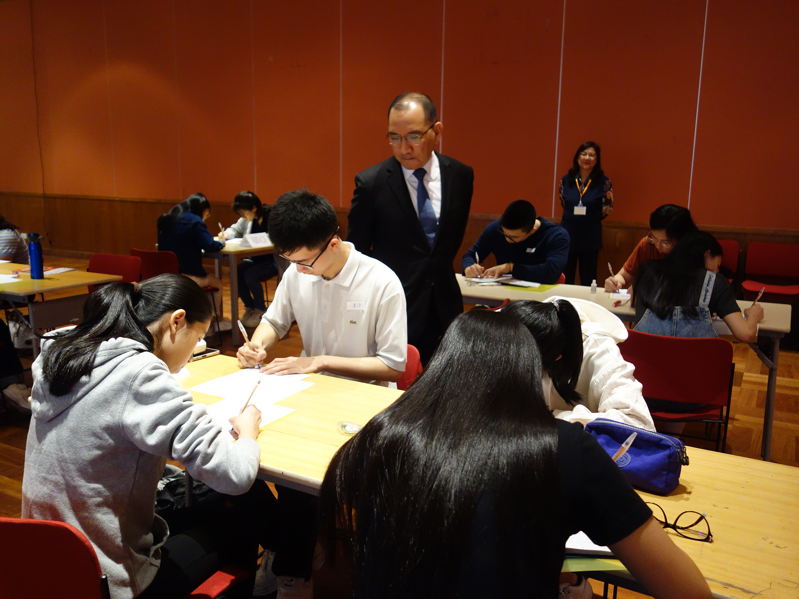 駐聖保羅文教中心主任尤正才至現場為參賽學生加油打氣