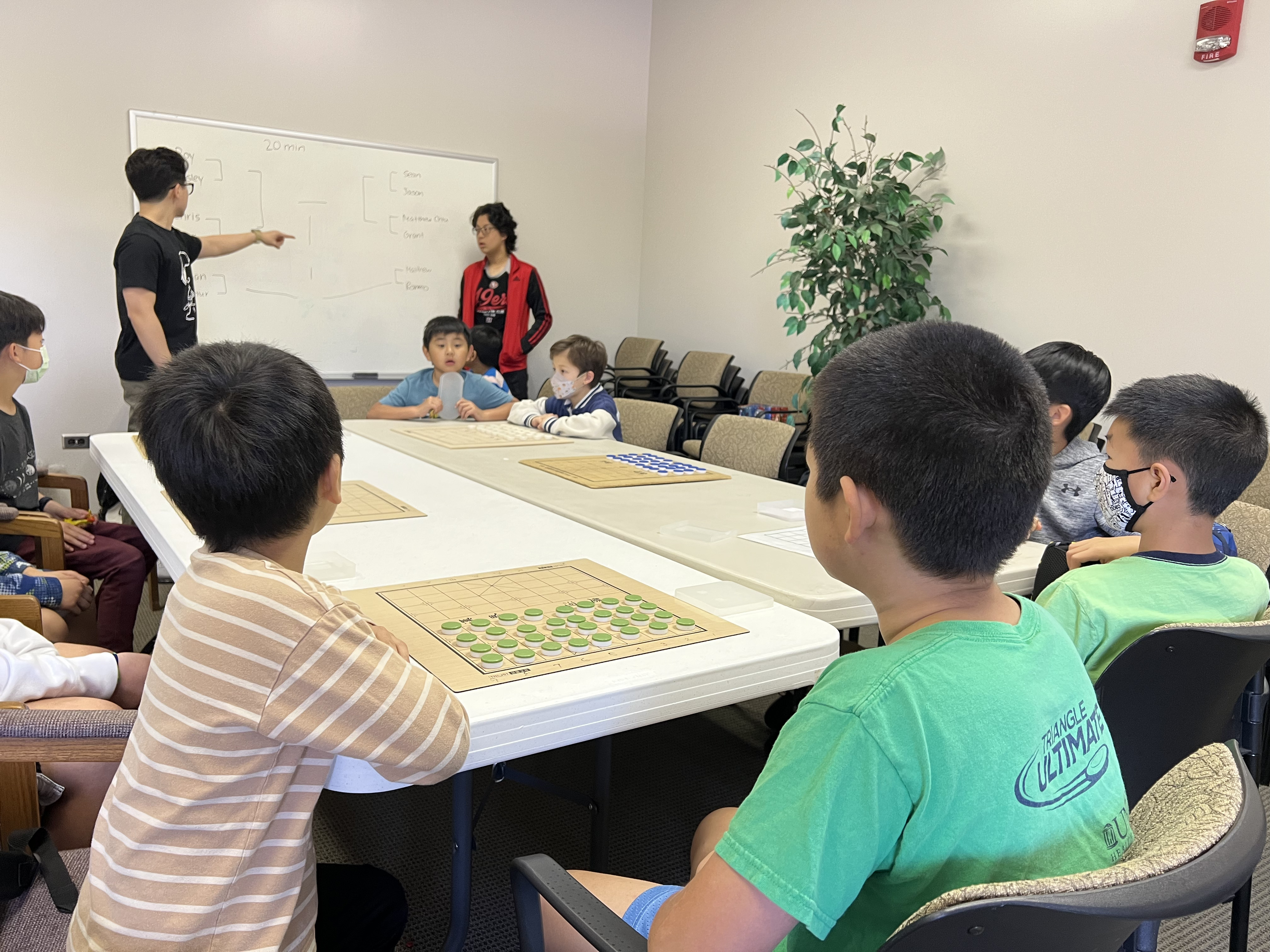 (左黑衣)劉俊緯老師說明比賽程序