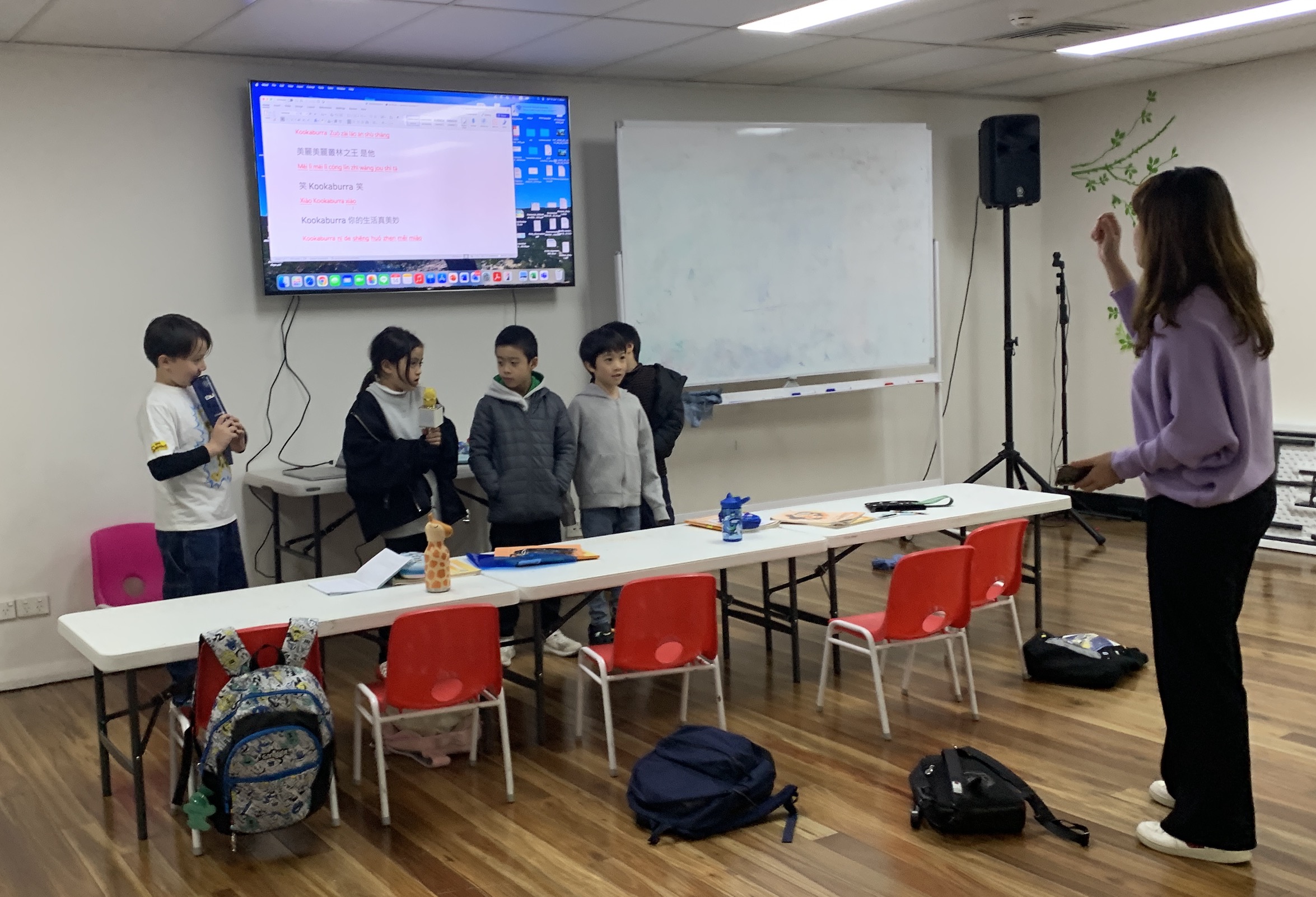 老師帶領練習歌唱表達重點