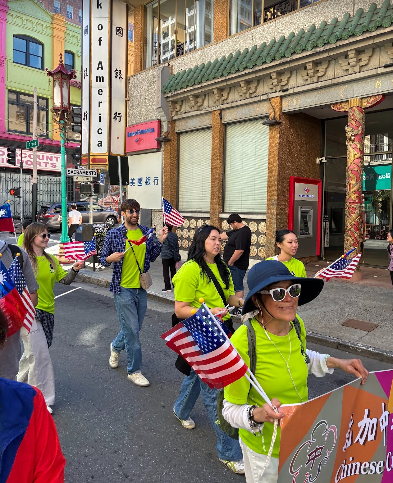 隊伍沿途從 St. Mary’s Square 前往華埠，整條街道洋溢著歡慶的氛圍。