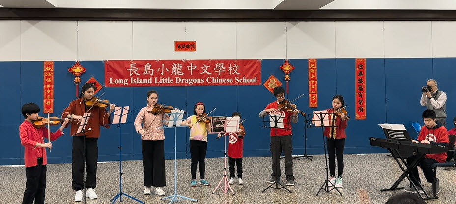 幸蓉老師的A10班孩子邀請學校其他同學，組了小龍新年弦樂團，演奏了台灣民謠『四季紅』，透過音樂盼大家春夏秋冬皆能紅紅火火地生活著。