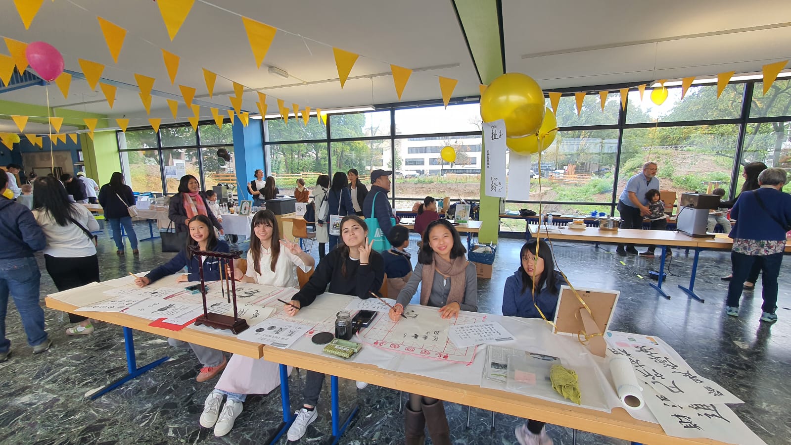 學生親自體驗揮毫寫字