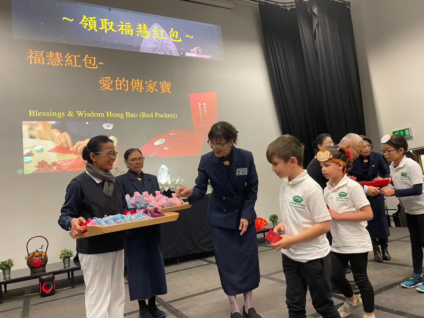 圖一：學生們領取代表證嚴上人祝福的福慧紅包