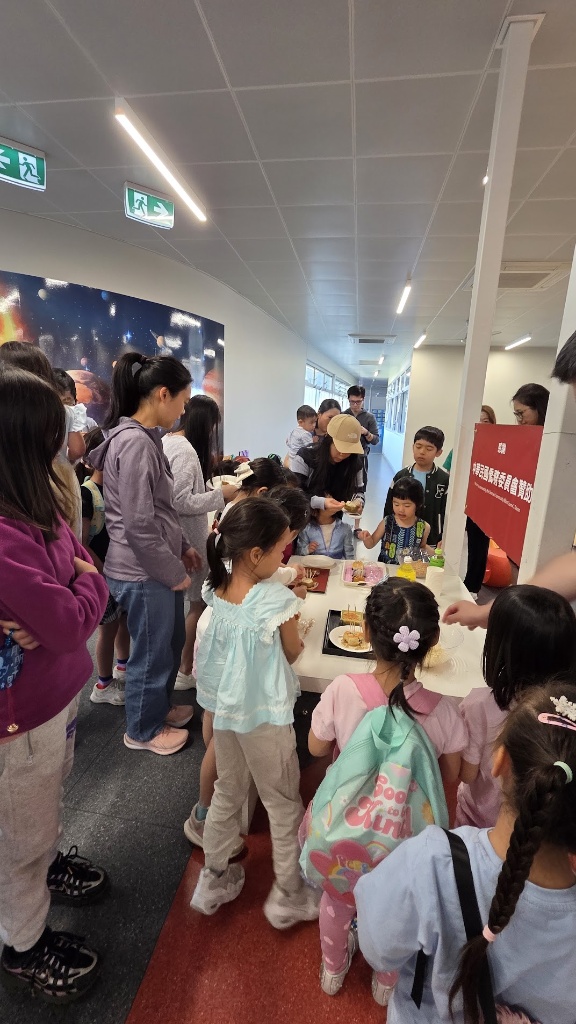 學校準備各式中秋月餅與點心供學生及家長品嚐，從飲食文化中體會節慶團圓滋味。