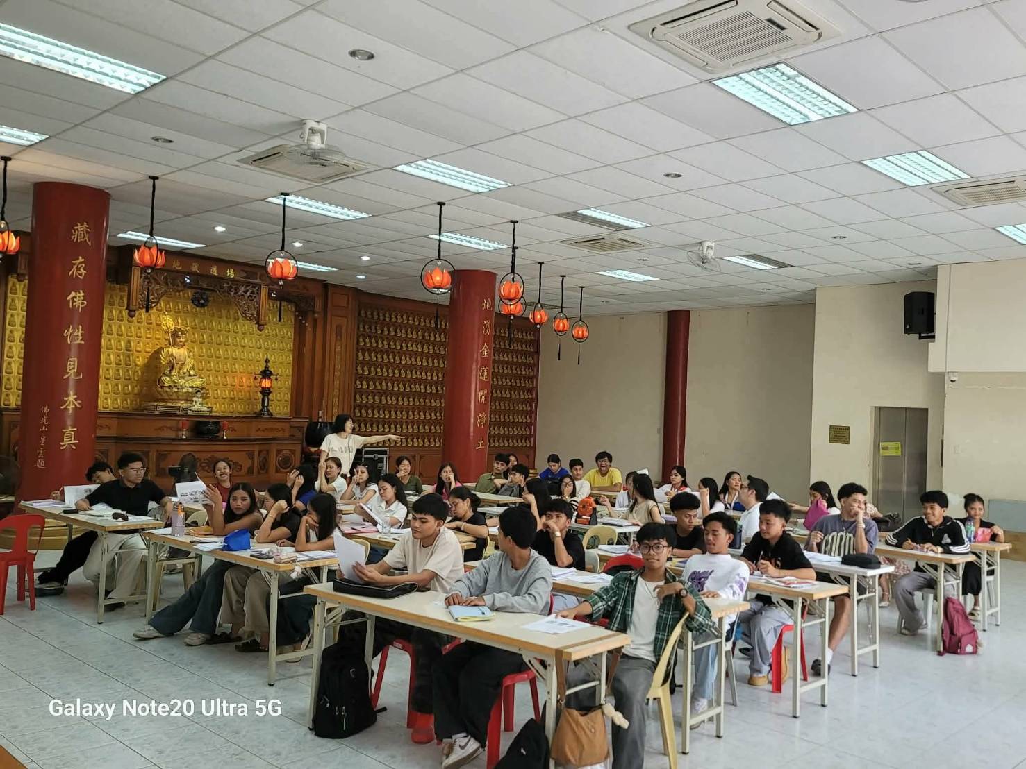 宿霧同心學校第4期華語學習營於宿霧慈恩寺開課，學生專心聆聽老師講解，積極學習華語。