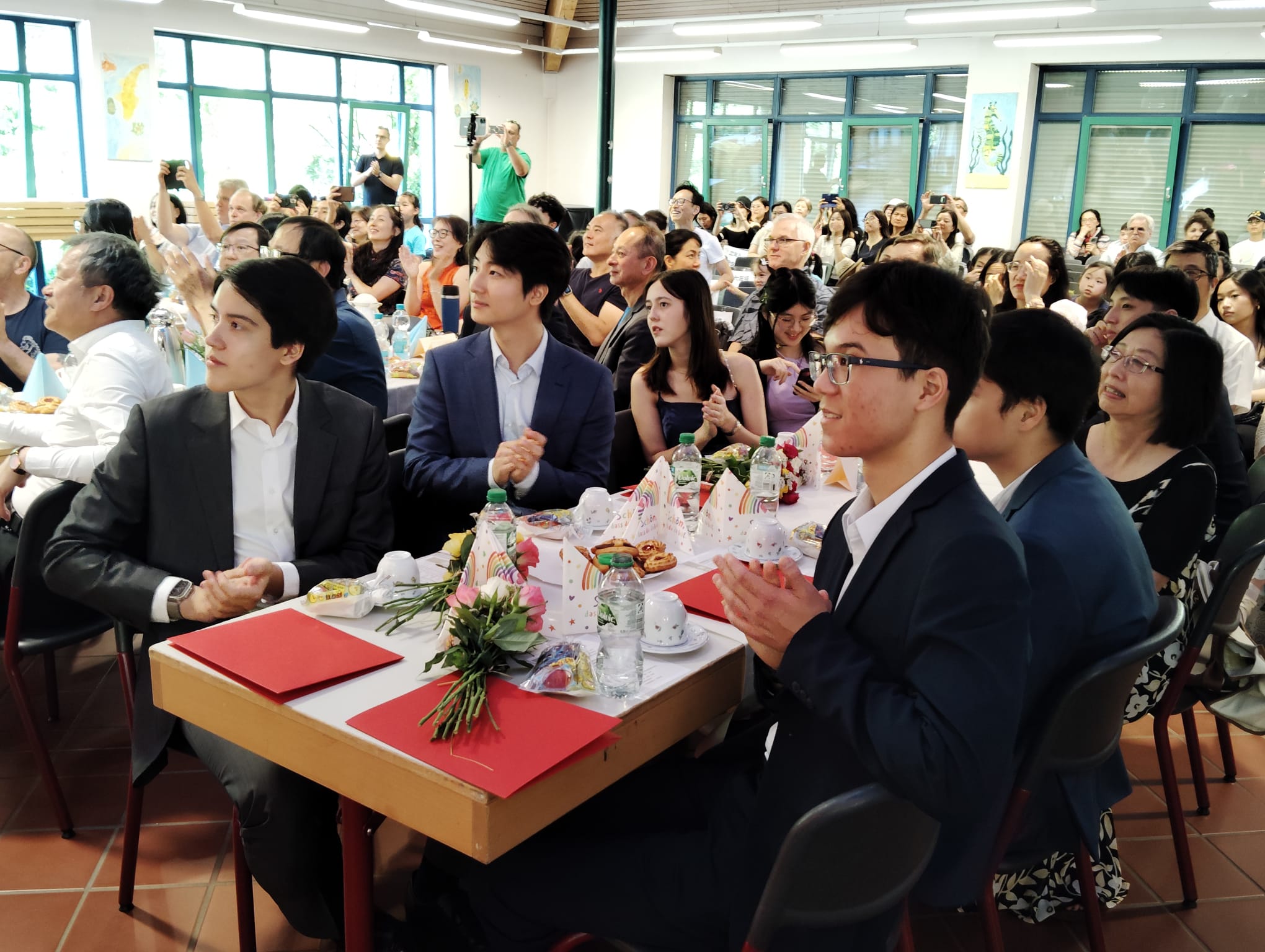 全校所有家庭都熱烈參與並支持畢業典禮的舉行， 讓典禮順利的舉行， 也替畢業生１４年的學習旅程畫下一個完美的句點