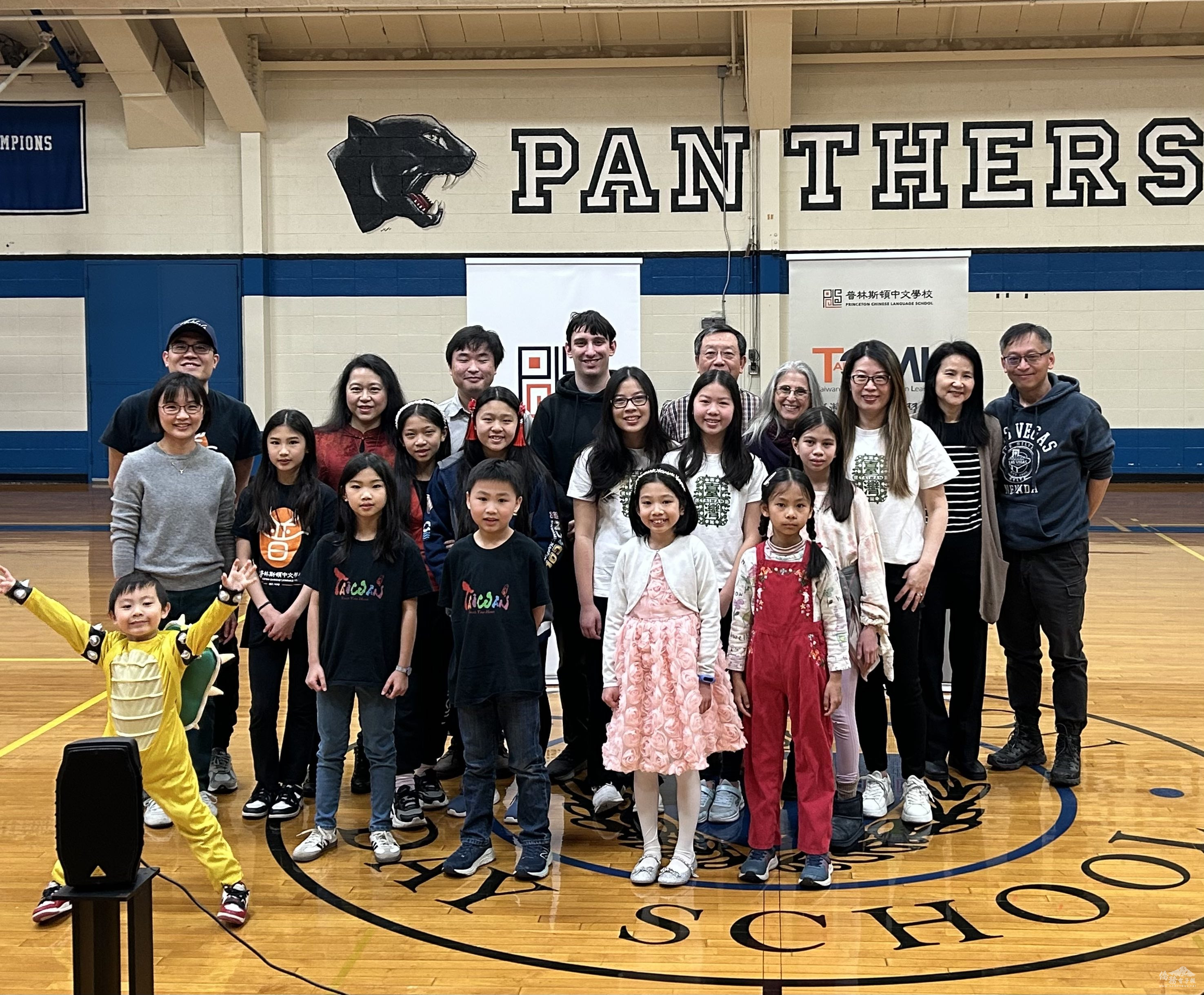 新澤西普林斯頓中文學校校內歌唱比賽參賽學生與評審合影
