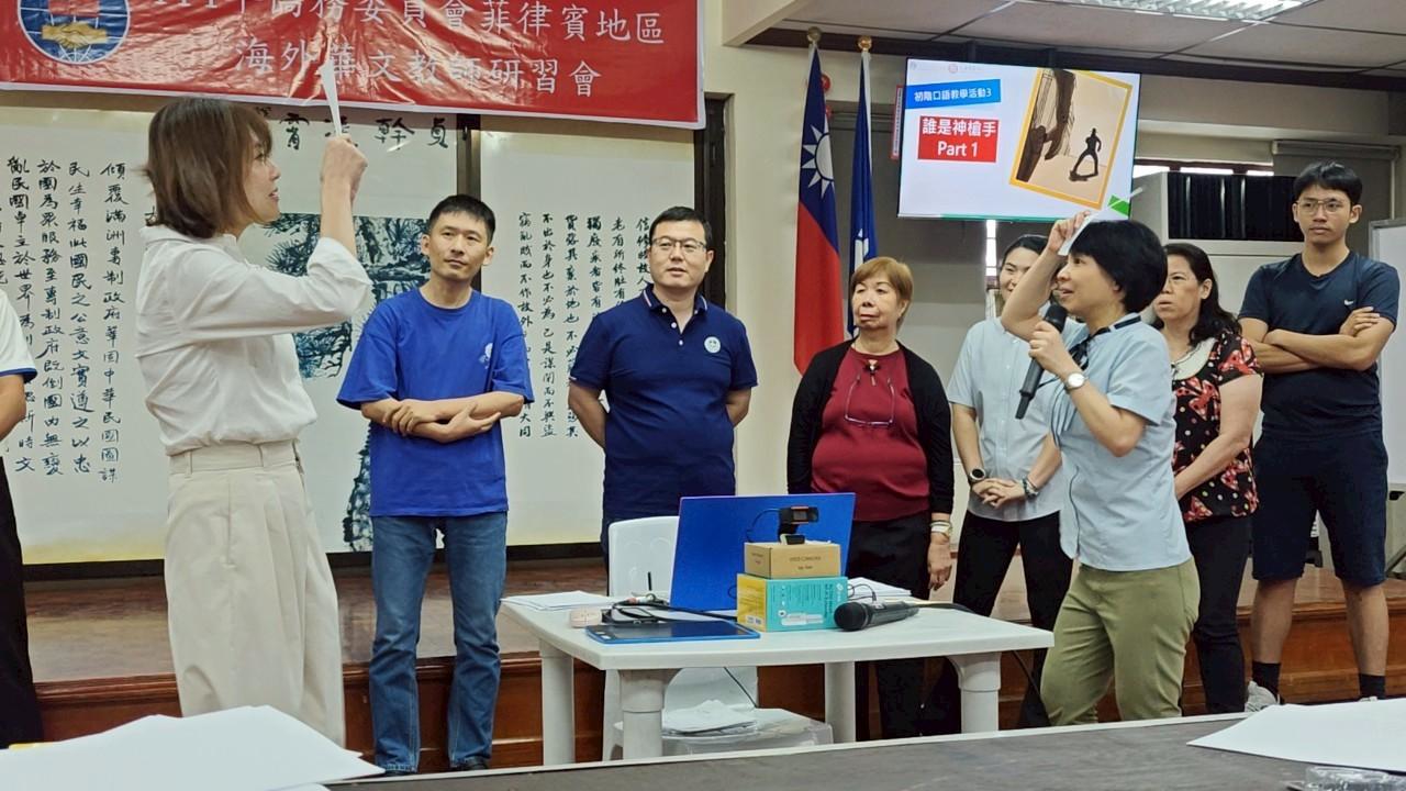 陳怡伊老師與劉逸潔老師進行教學示範。