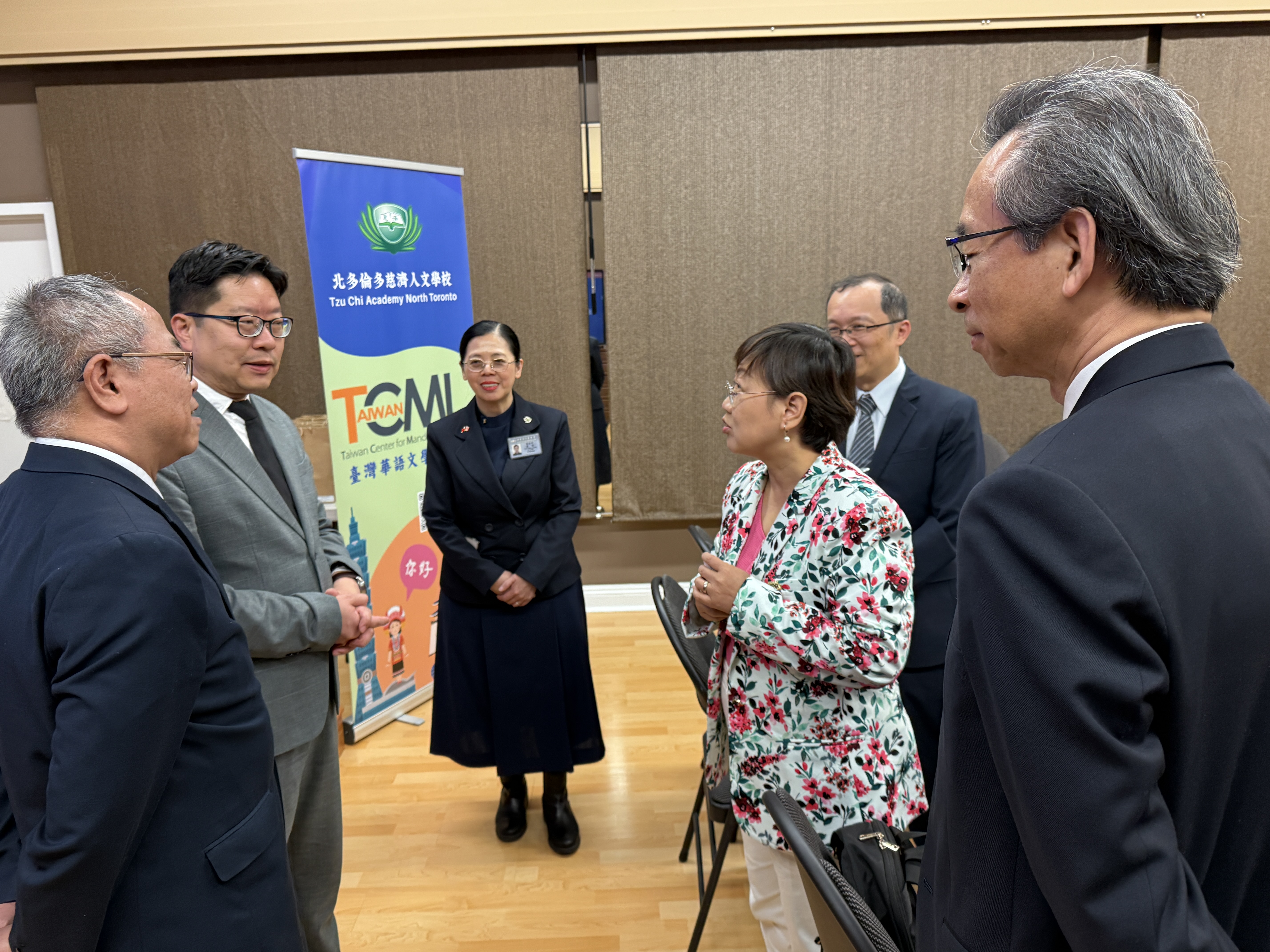 多倫多文化中心藍柏青主任向徐佳青委員長介紹慈濟加東分會王贊維副執行長