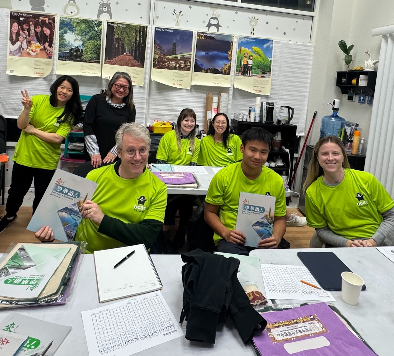 學習中文樂無窮! BASIC-1A班的學員們充滿活力的課堂時光。