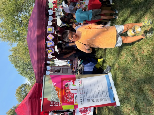 扯鈴班同學的表演，吸引了大人小孩的目光，大人小孩也事樂於參與，現場洋溢著文化與學習的喜悅。