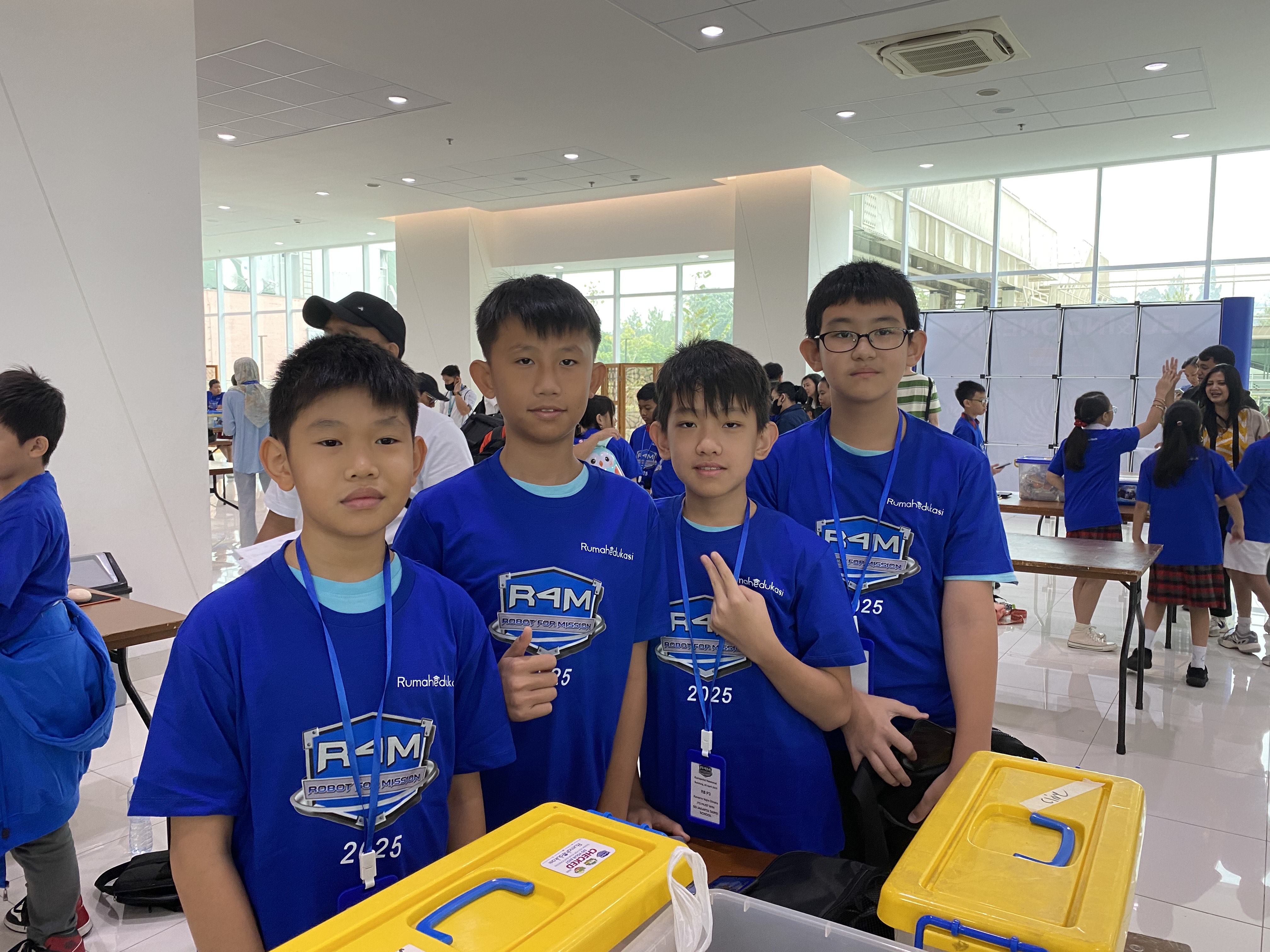 G6B施忠良、黃至皓、林智能、李端浩進入比賽會場準備開始組裝機器人