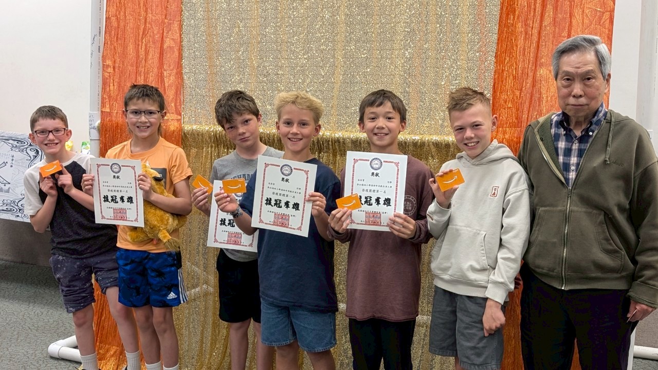 猶他州中華聯誼會(台灣)顧會長頒發獎狀與獎品給冠軍隊伍