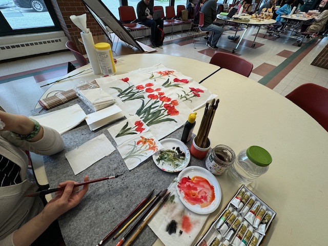 國畫老師蔡宜芸指導學生繪製國畫花卉卡片送給媽媽