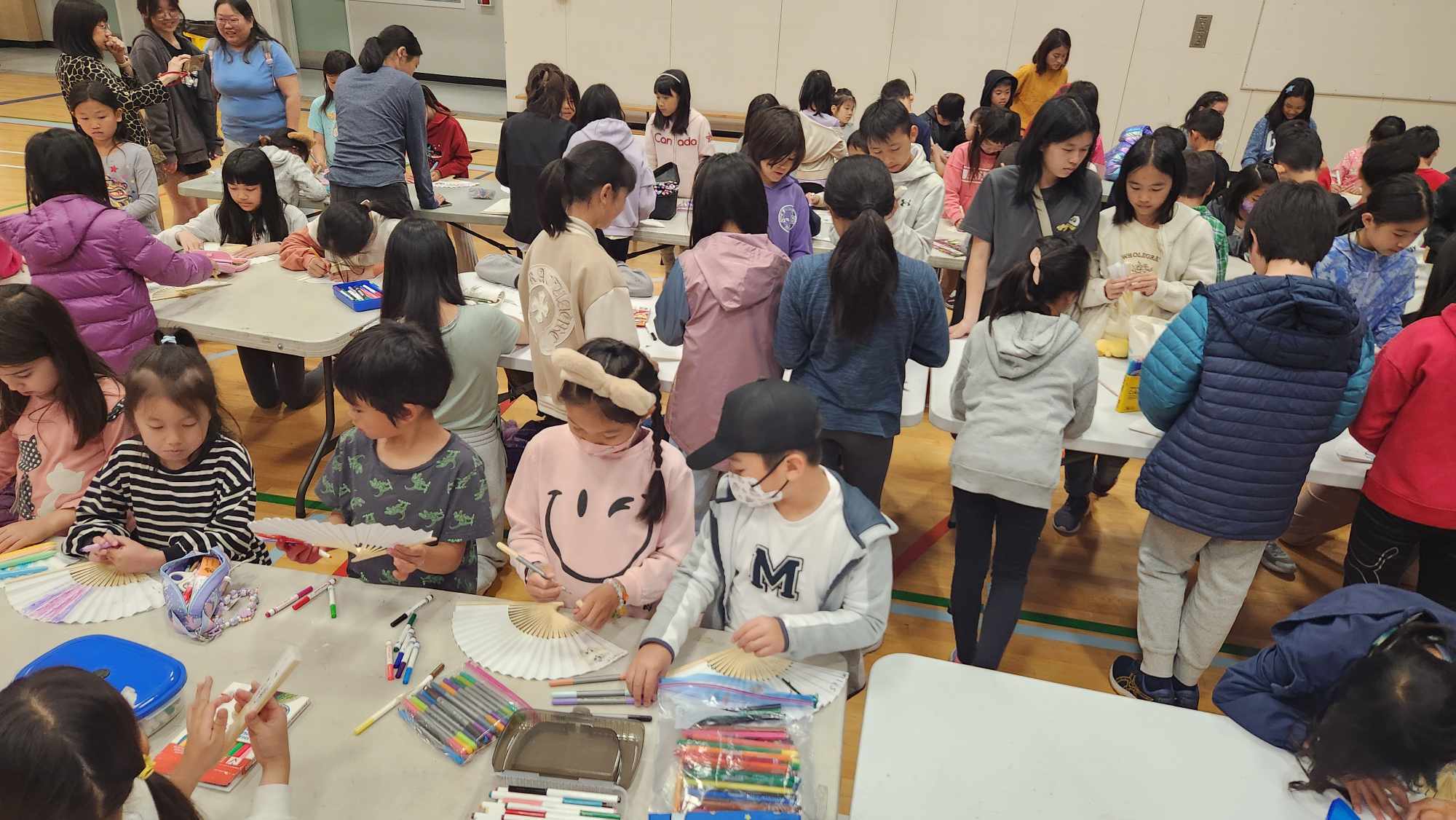 「彩繪絹扇」活動之一