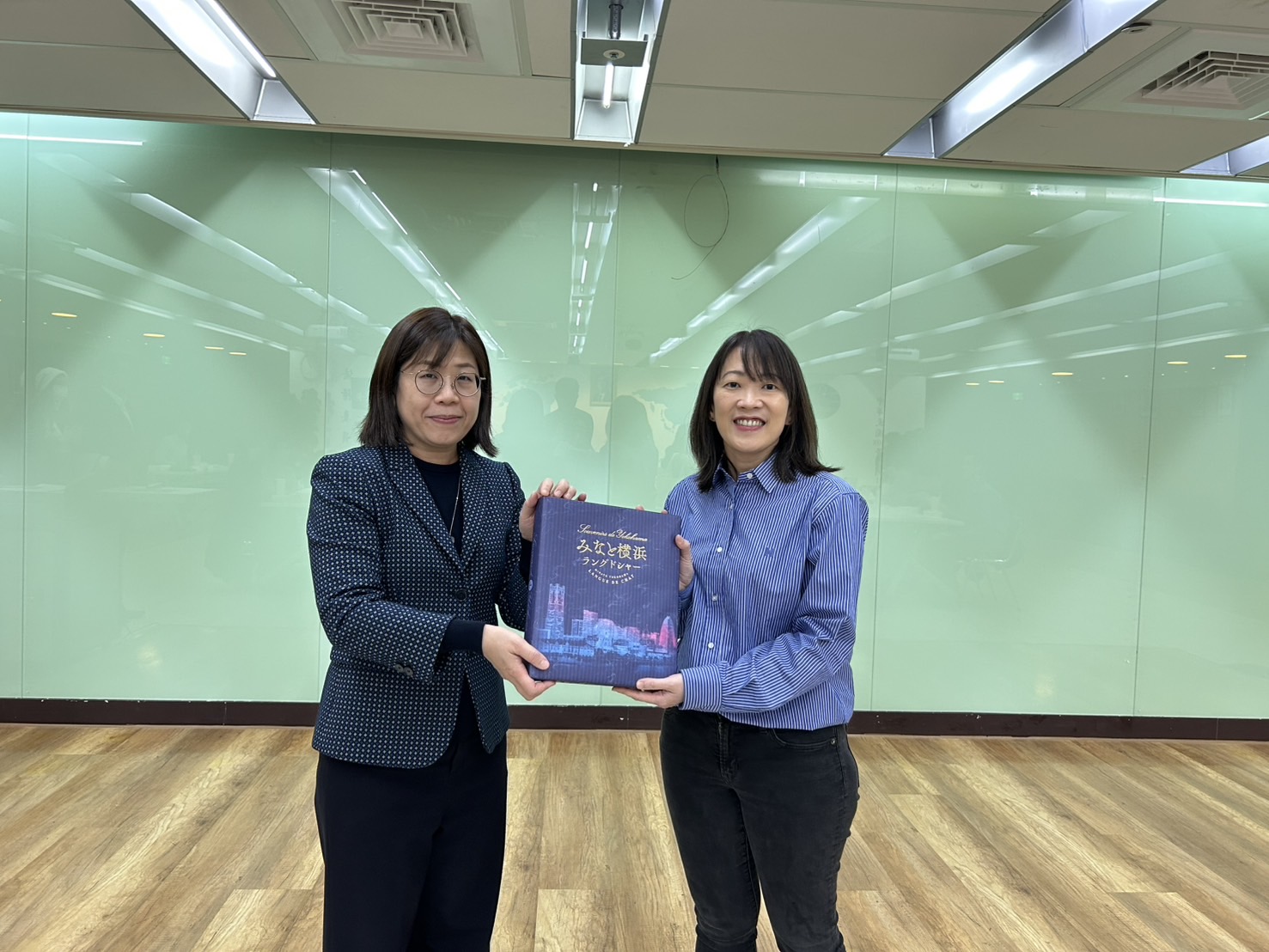 本校老師贈送僑委會橫濱伴手禮