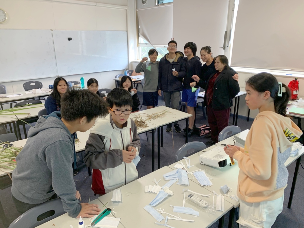 同學認真的做香包