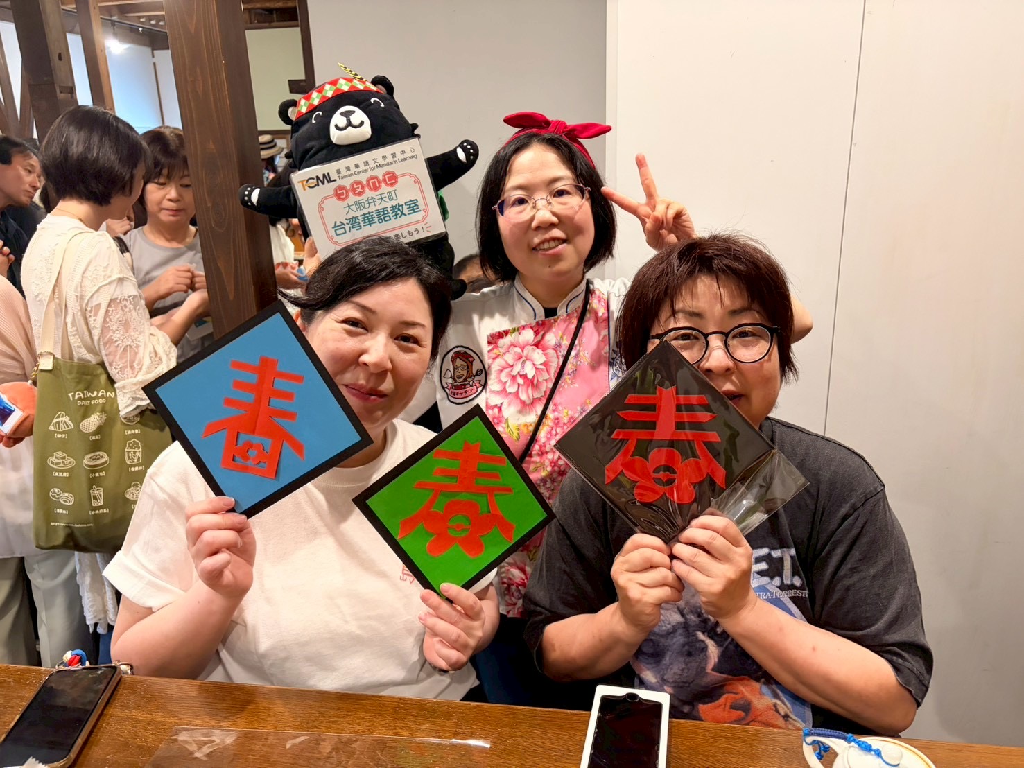 參與剪紙文化體驗的民眾開心展示成果，透過實作體驗感受臺灣剪紙及正體字魅力