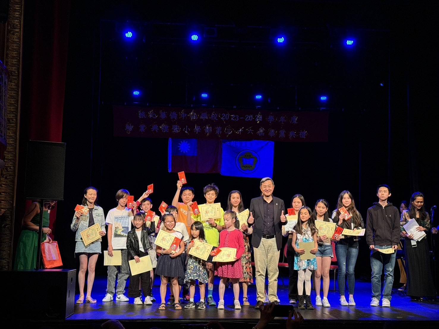 李淳大使與優良獎同學合照