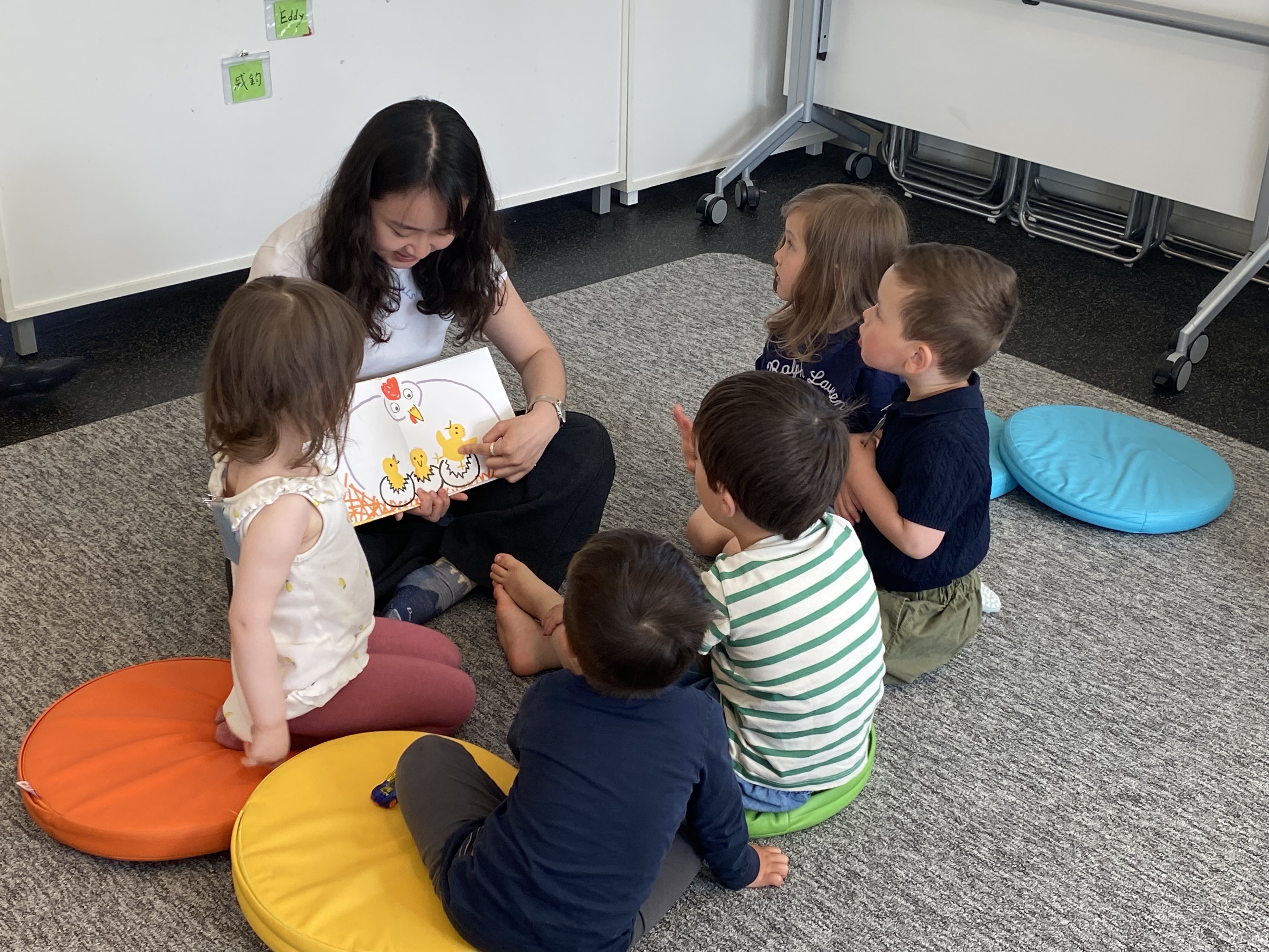 老師透過主題繪本引導幼兒學習中文