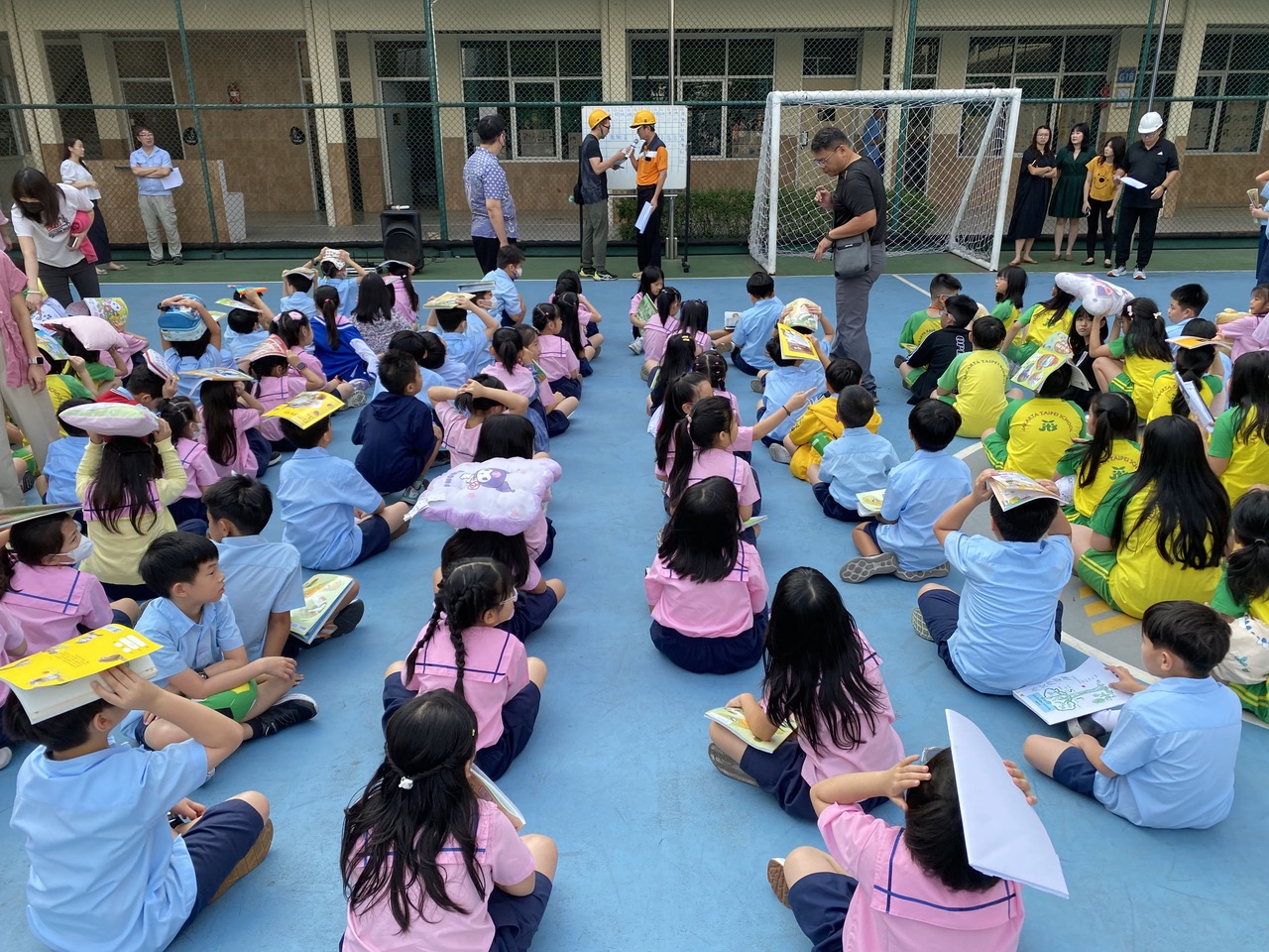 教職員迅速建立避難指揮中心