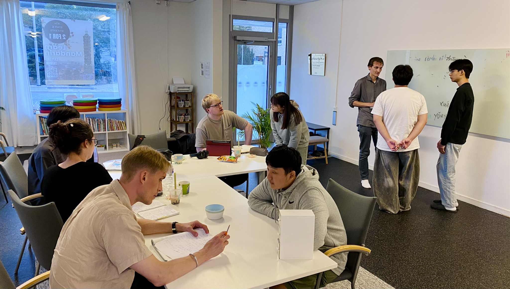 零起點4班學生與教學助教使用中文互動交流