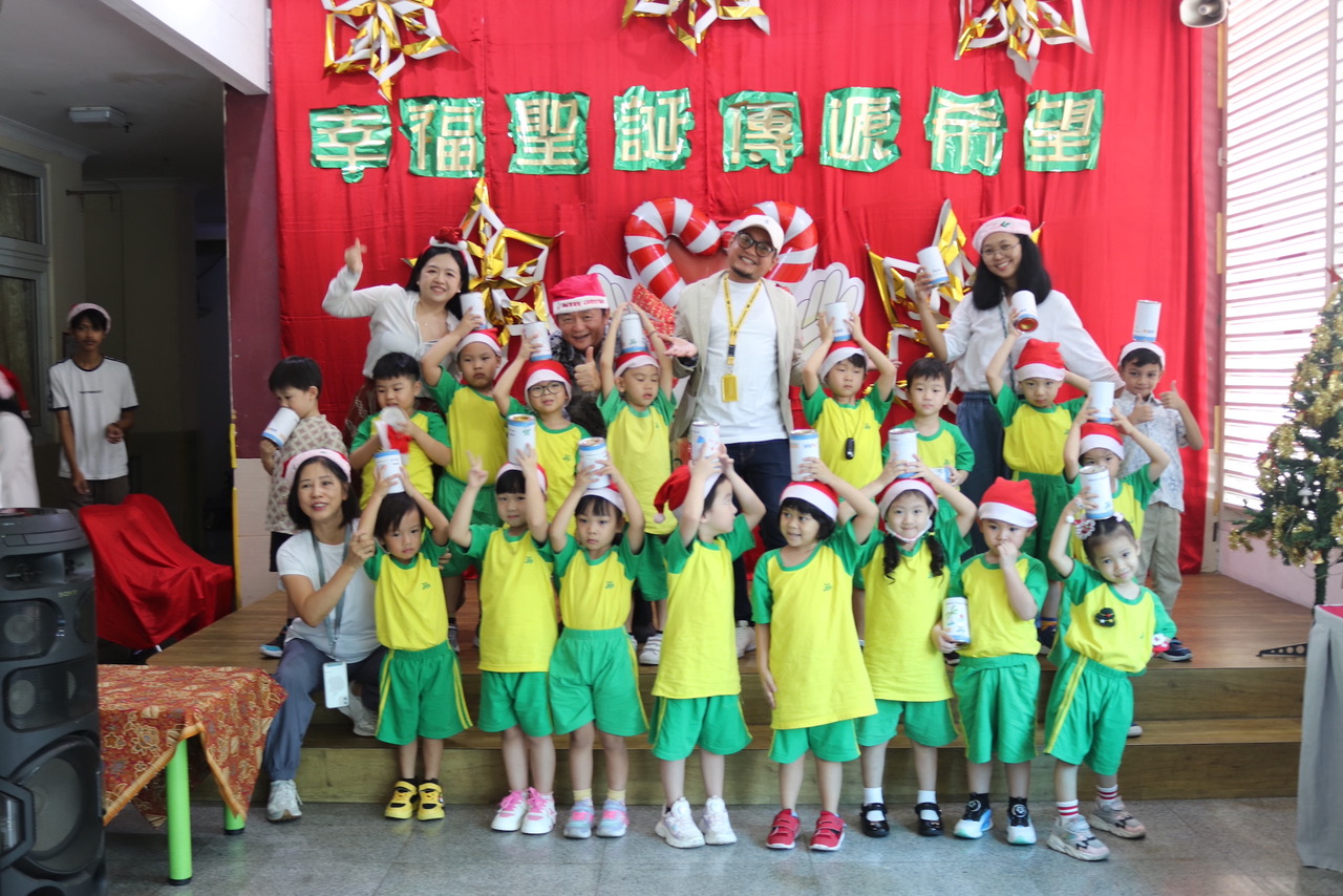 協會代表接受企鵝班師生零錢筒捐贈