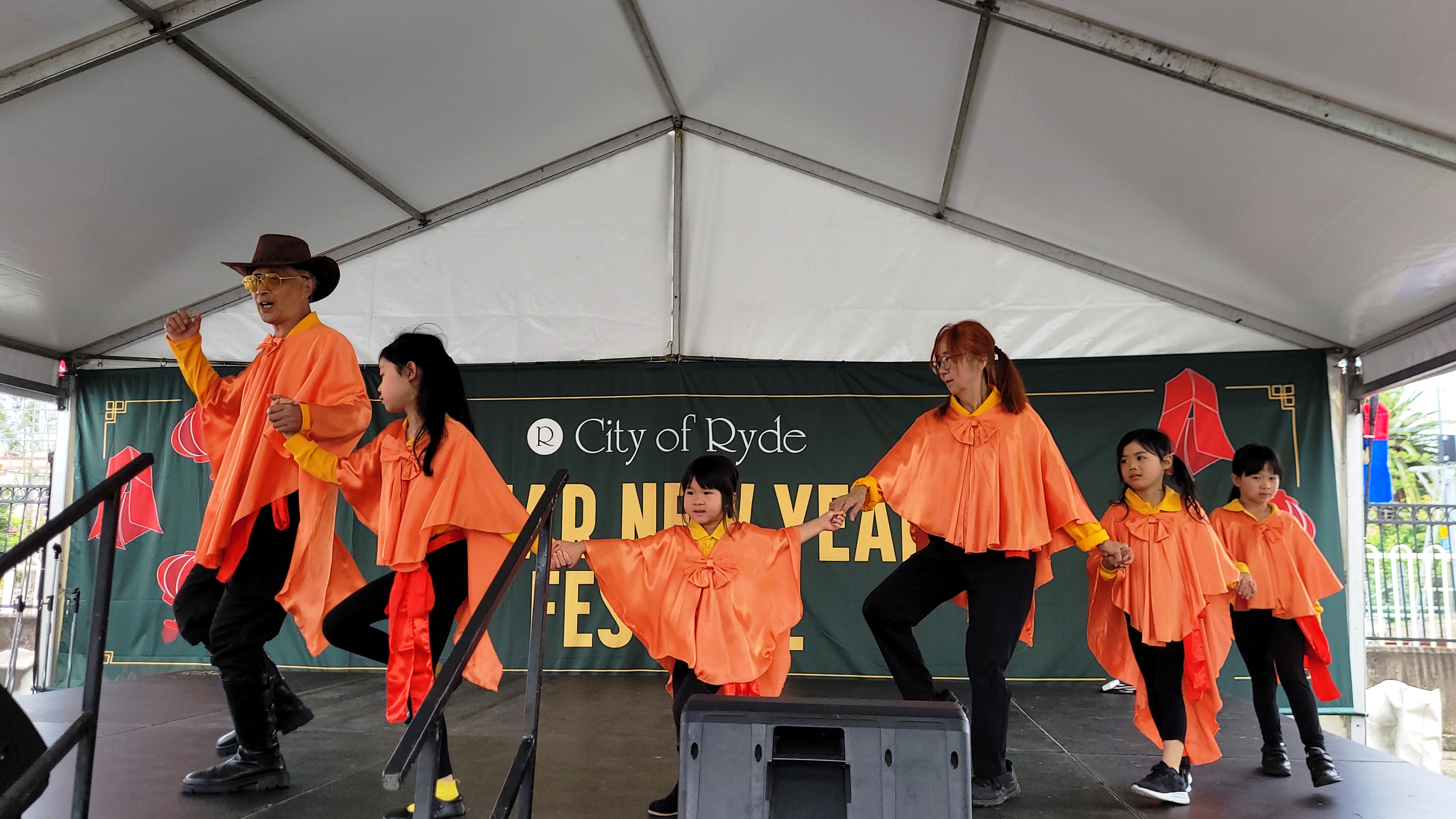 圍成半圓跳《甲搓舞》