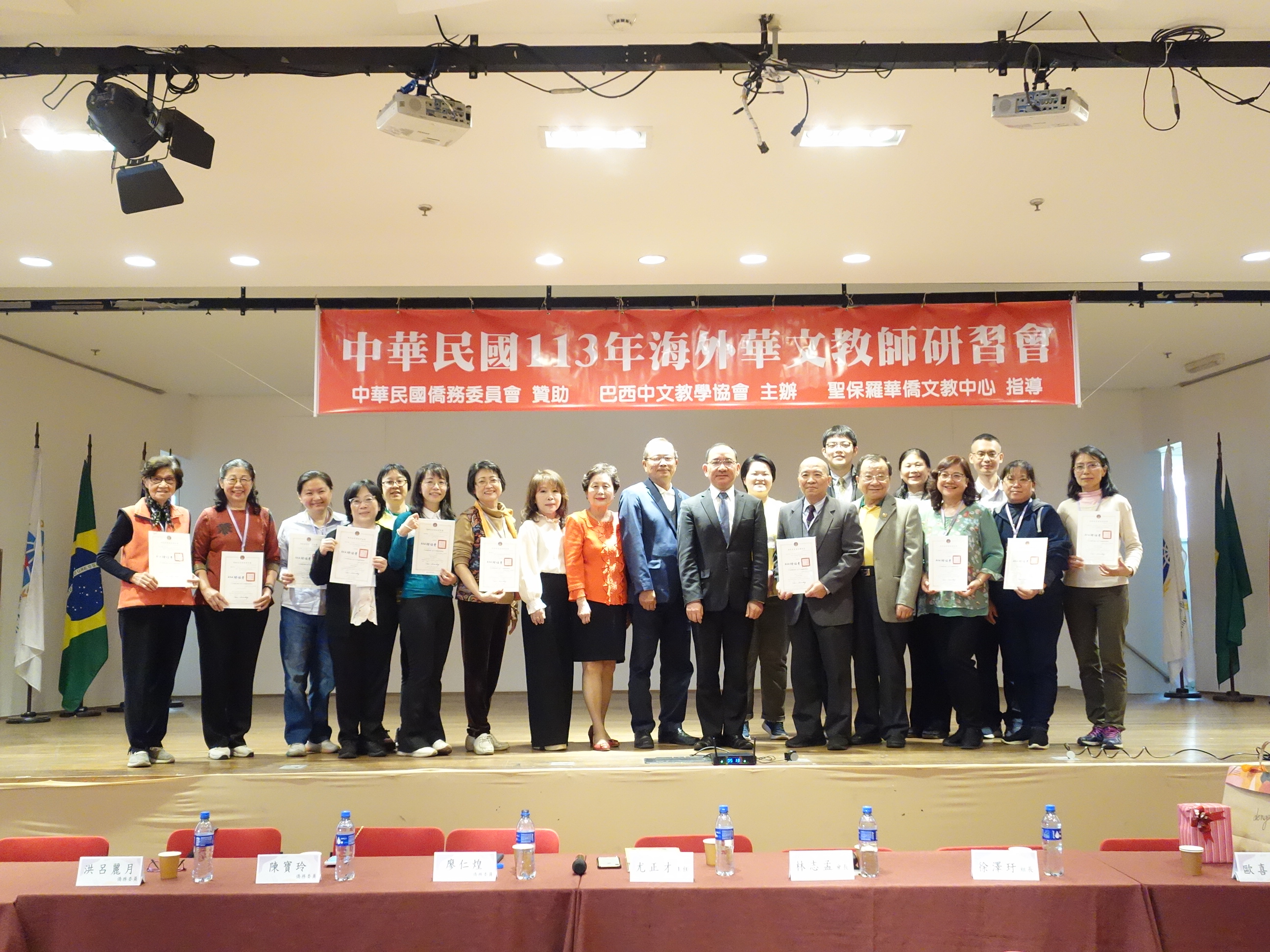 各校代表接受結業證書並與講座、來賓合影