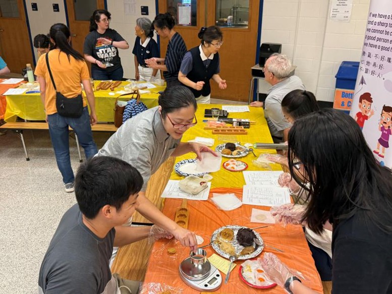 學生正試著把餡料包裹在餡皮裡面