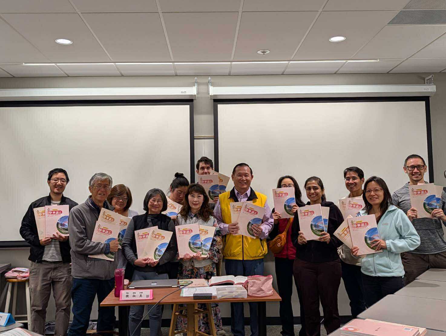 圖二：寇惠風校長親自發送《來！學華語》第四冊課本