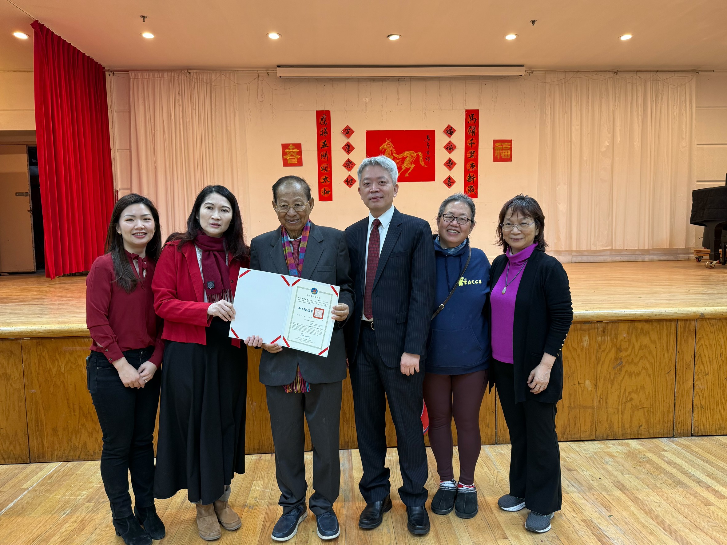 王怡如主任頒發給台灣會館評鑑最優獎狀