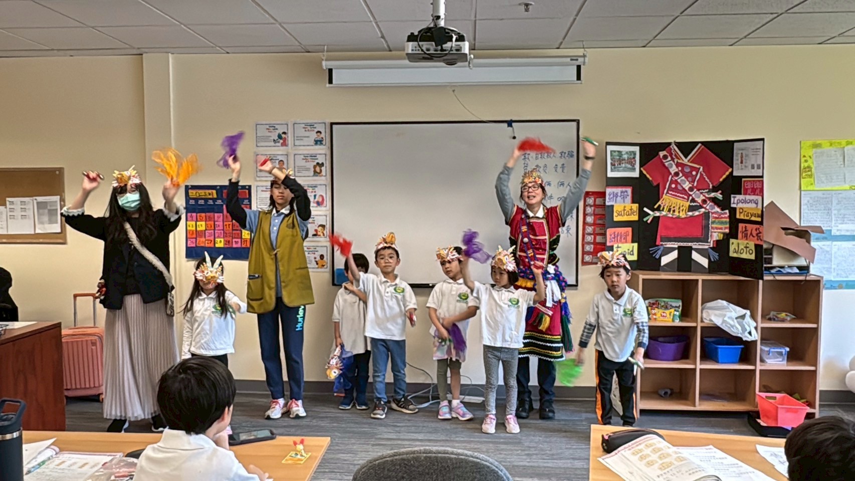 賴筱雯身著原住民族服飾帶領注音班小朋友與家長志工到其他班級展示臺灣原住民族舞蹈。