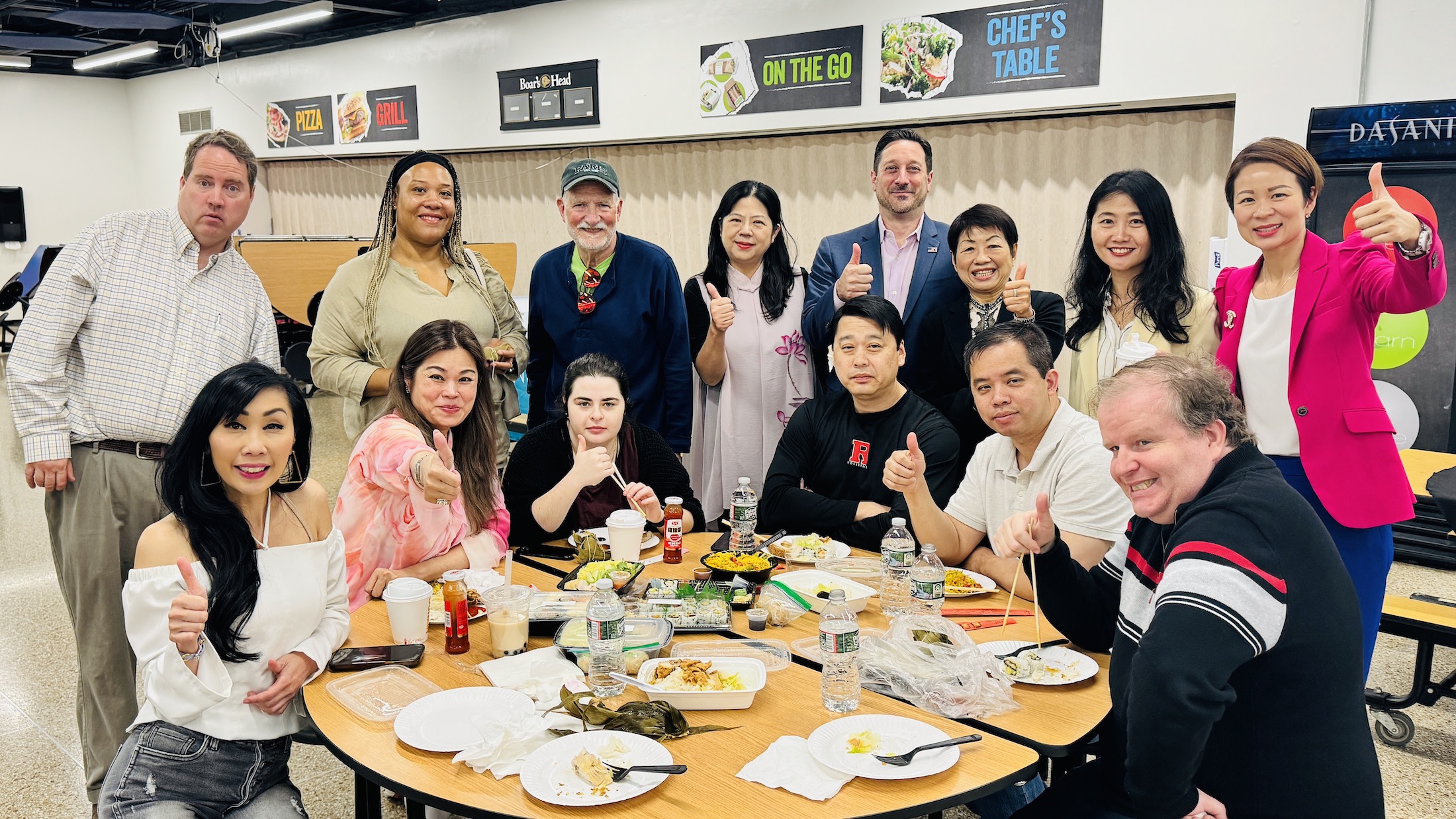 TCML學生享用粽子和其他臺灣美食