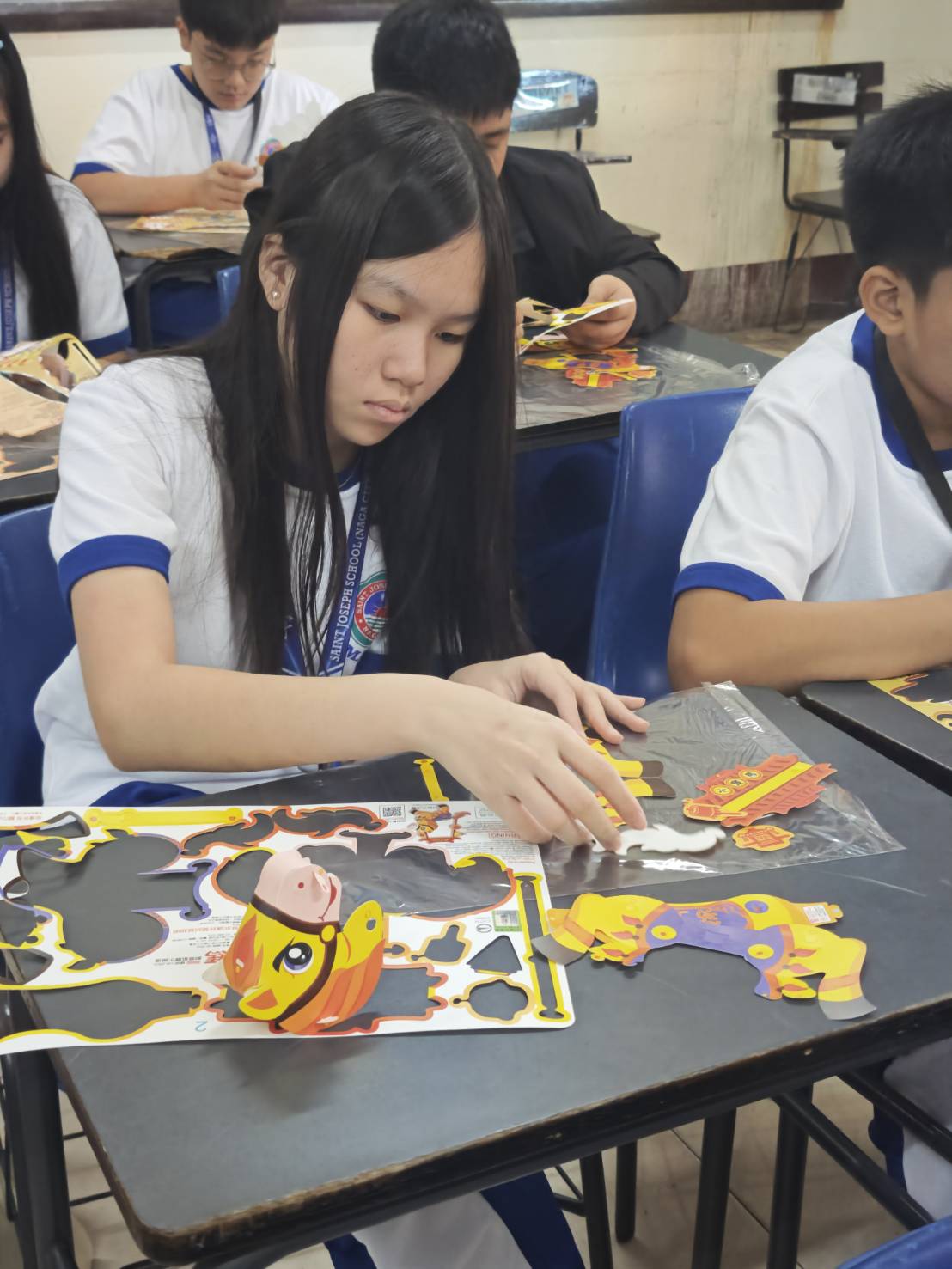 那牙耀華中學學生於文化課程中動手製作僑務委員會提供的「小寶馬」馬年生肖小提燈，體驗臺灣元宵節提燈文化。