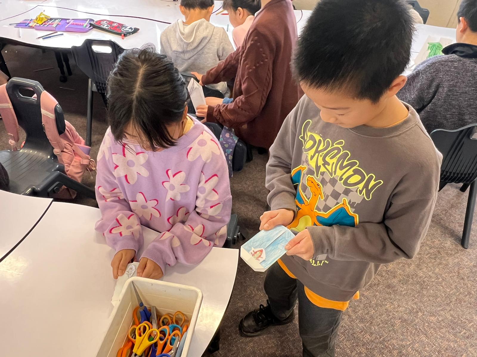 同學們比賽迷你紙龍舟競渡