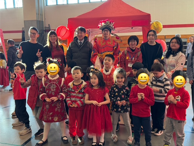 波士頓僑教中心主任高家富和參與活動的工作人員及小朋友合照。