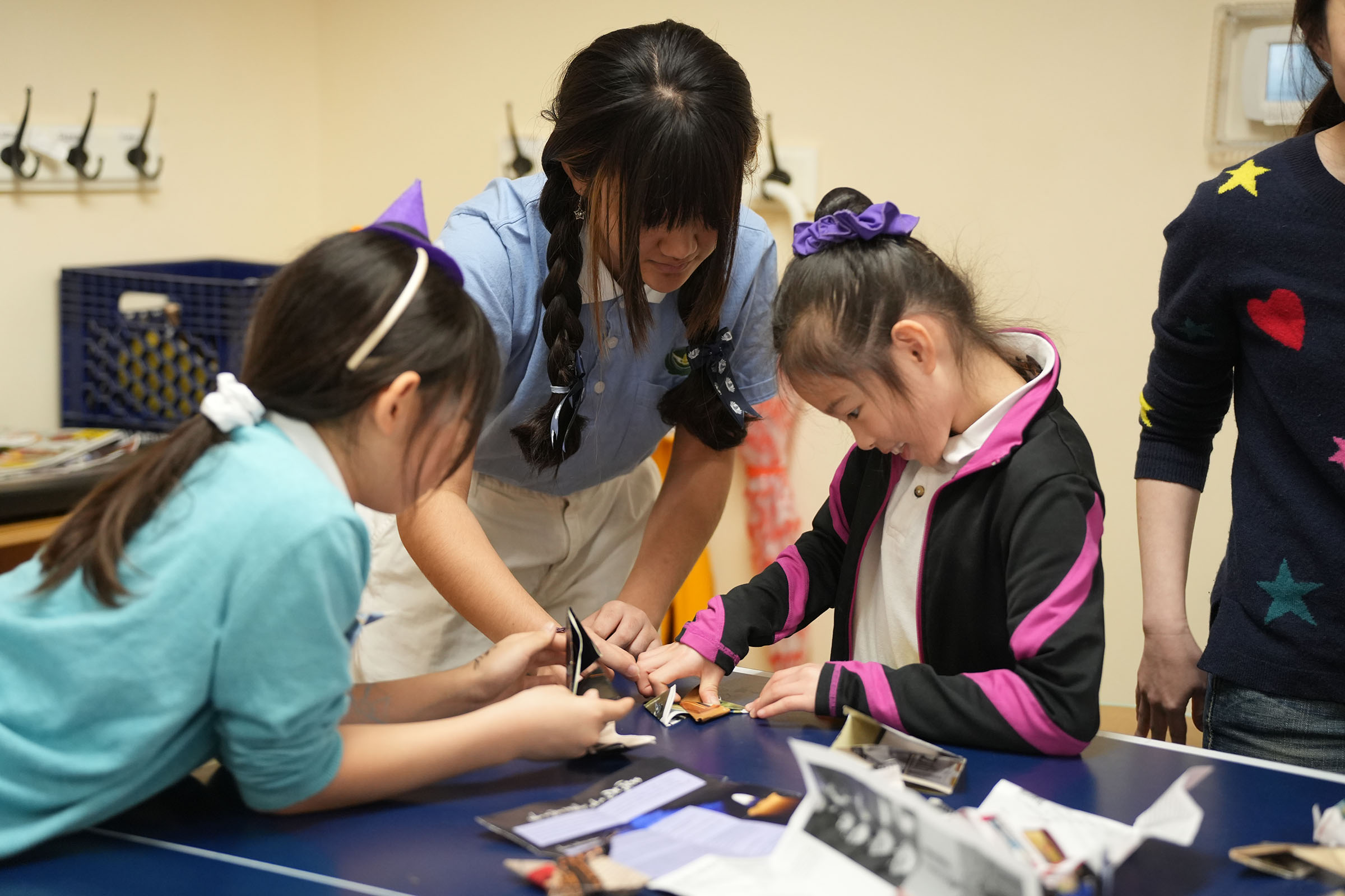 慈少帶領小朋友利用廢紙摺出美麗童玩