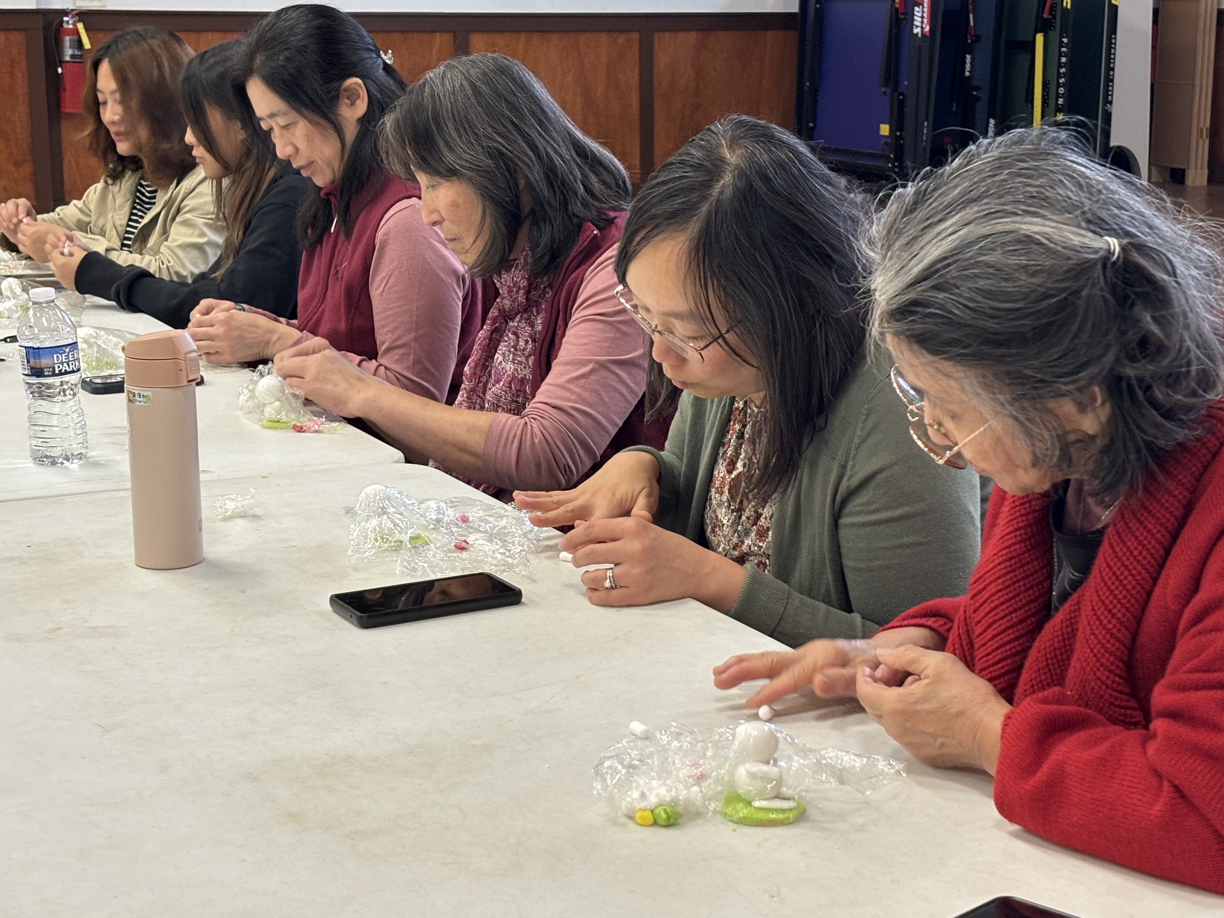 參與教師專心製作捏麵人作品