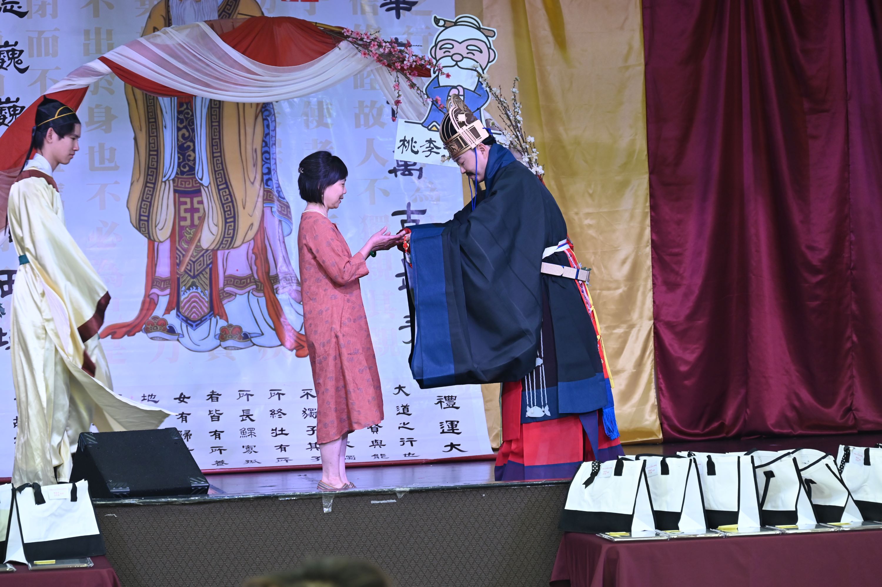 孔子頒發「良師戒尺」，象徵有教無類，春風化雨的使命，世代傳承