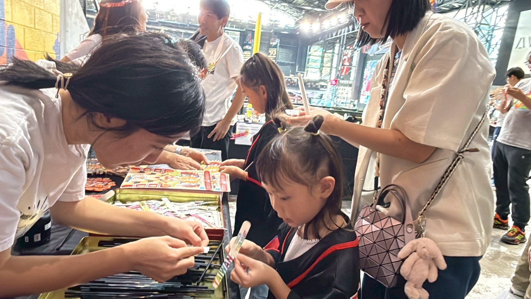 以及印有有臺灣風景與標語的竹蜻蜓