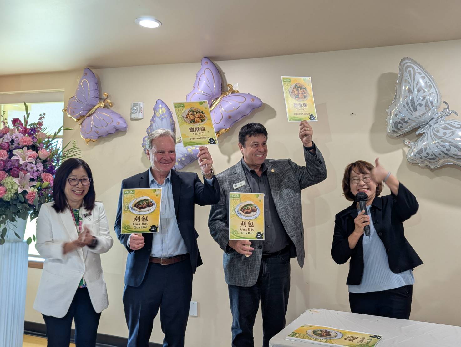 加州州參議員 Dave Cortese 與薩拉托加市長 Chuck Page 親自參與華語教學互動，透過刈包與鹽酥雞等台灣美食輕鬆學中文，為活動增添亮點。