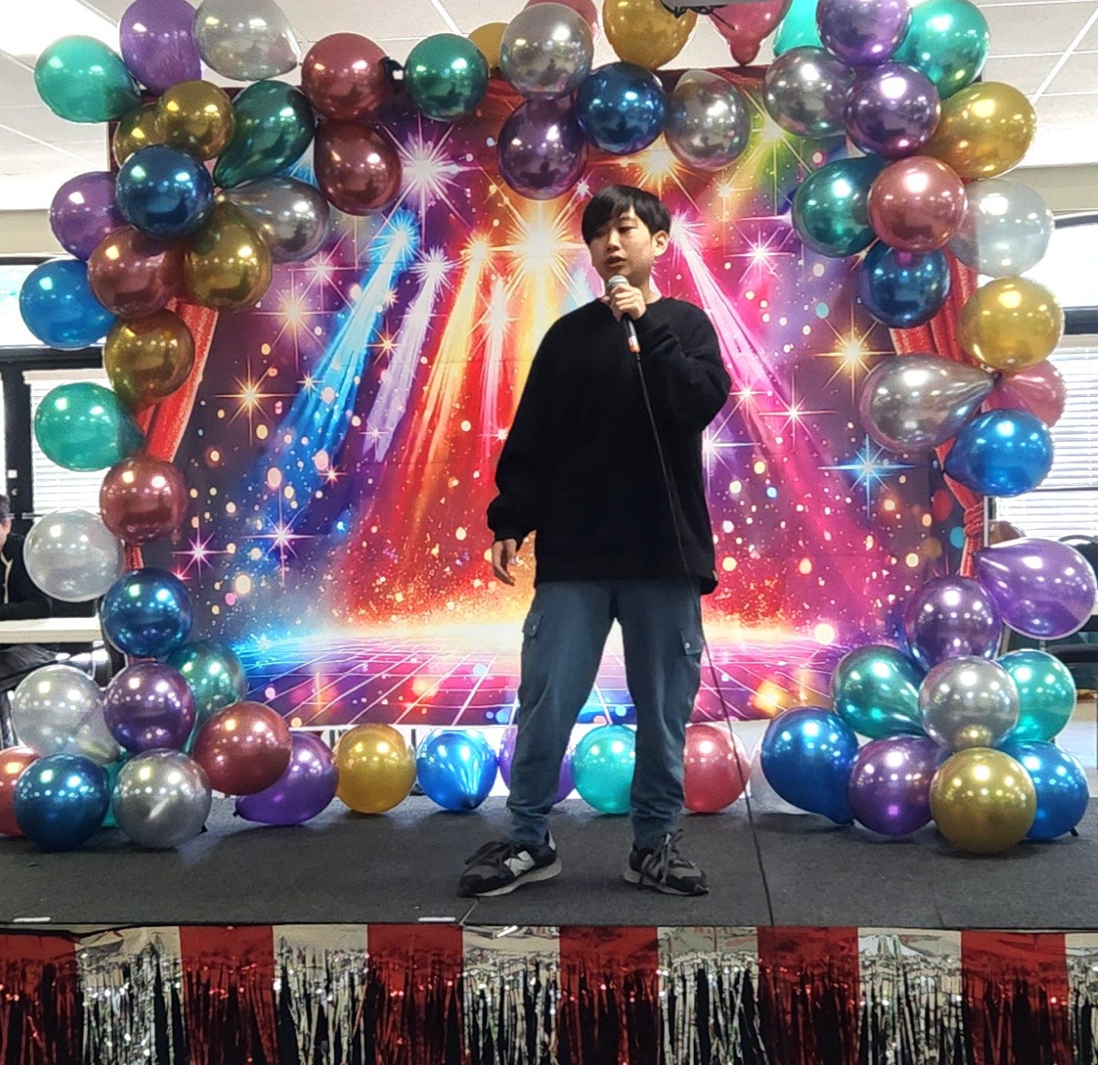 十二歲傅楨宸演唱〈飄向北方〉，饒舌氣勢十足。