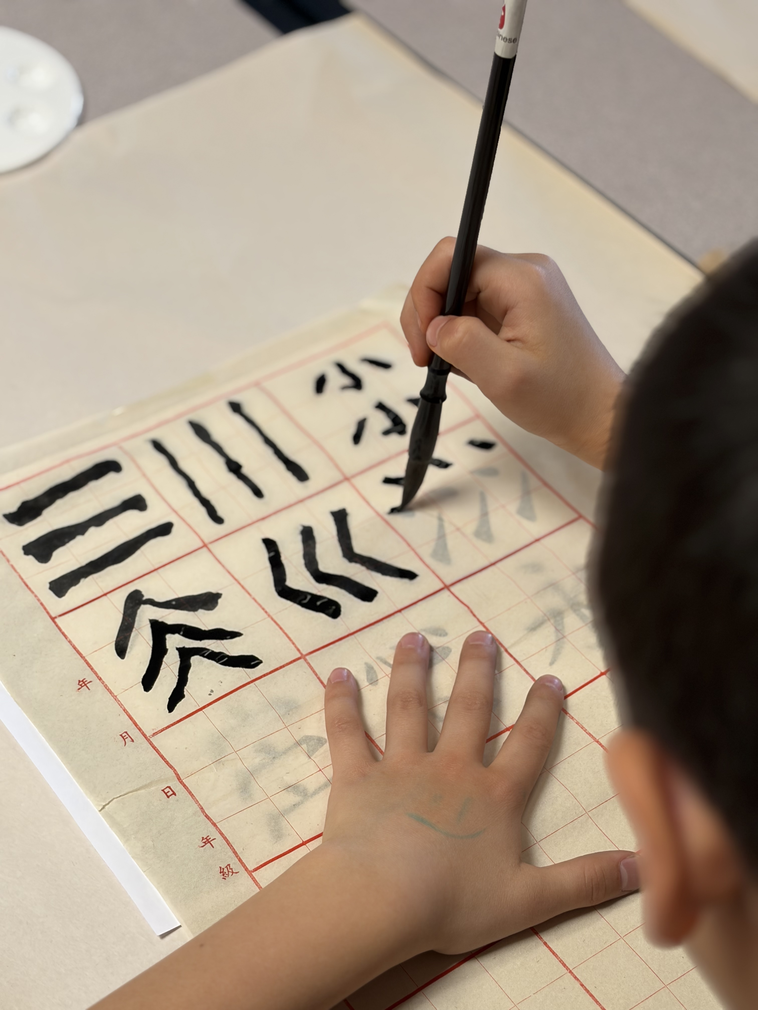 字帖貼於九宮格宣紙下，易於初學者書寫