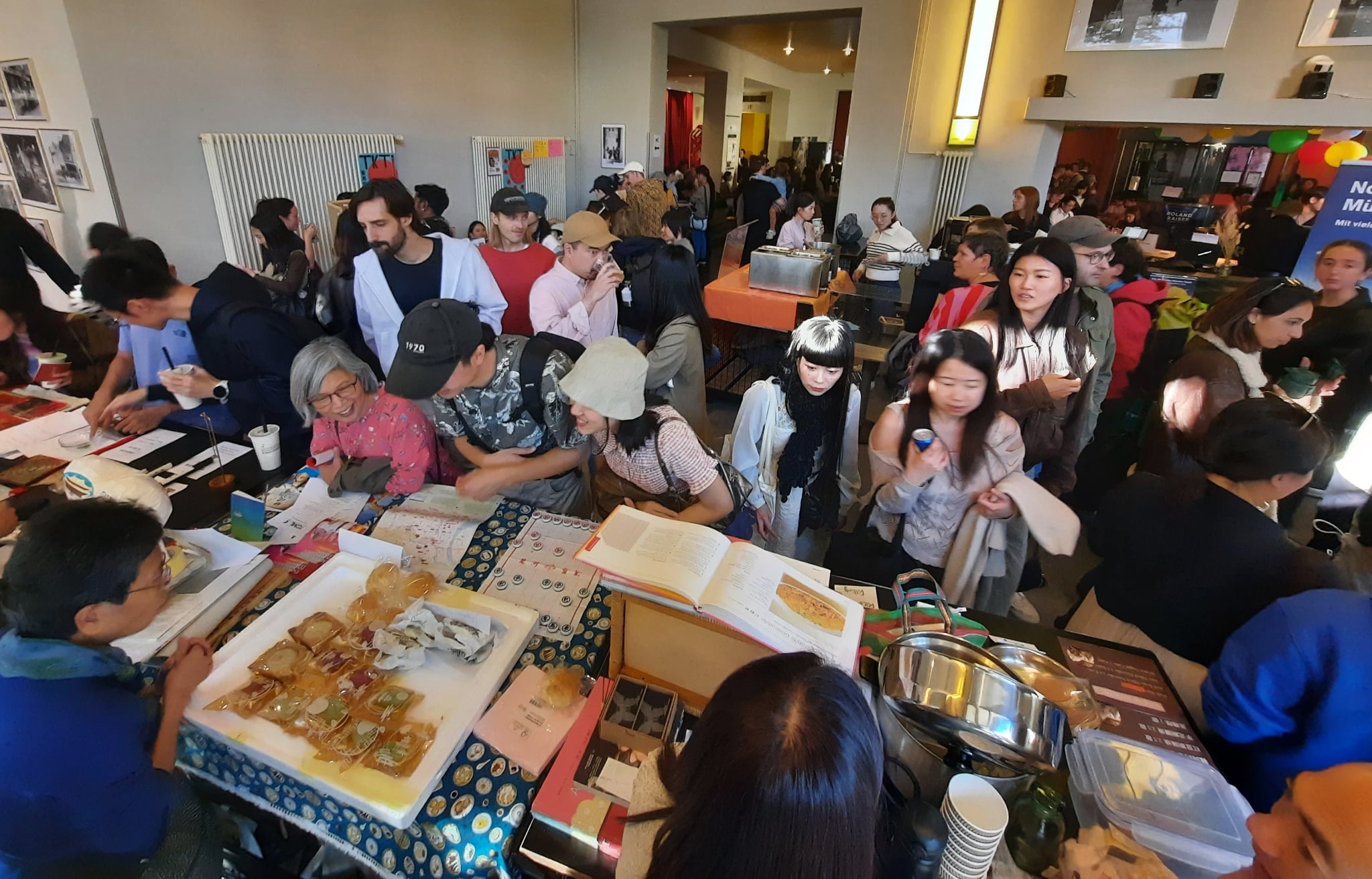 我們的麗俐老師在攤位上回答問題並介紹臺灣傳統糕餅